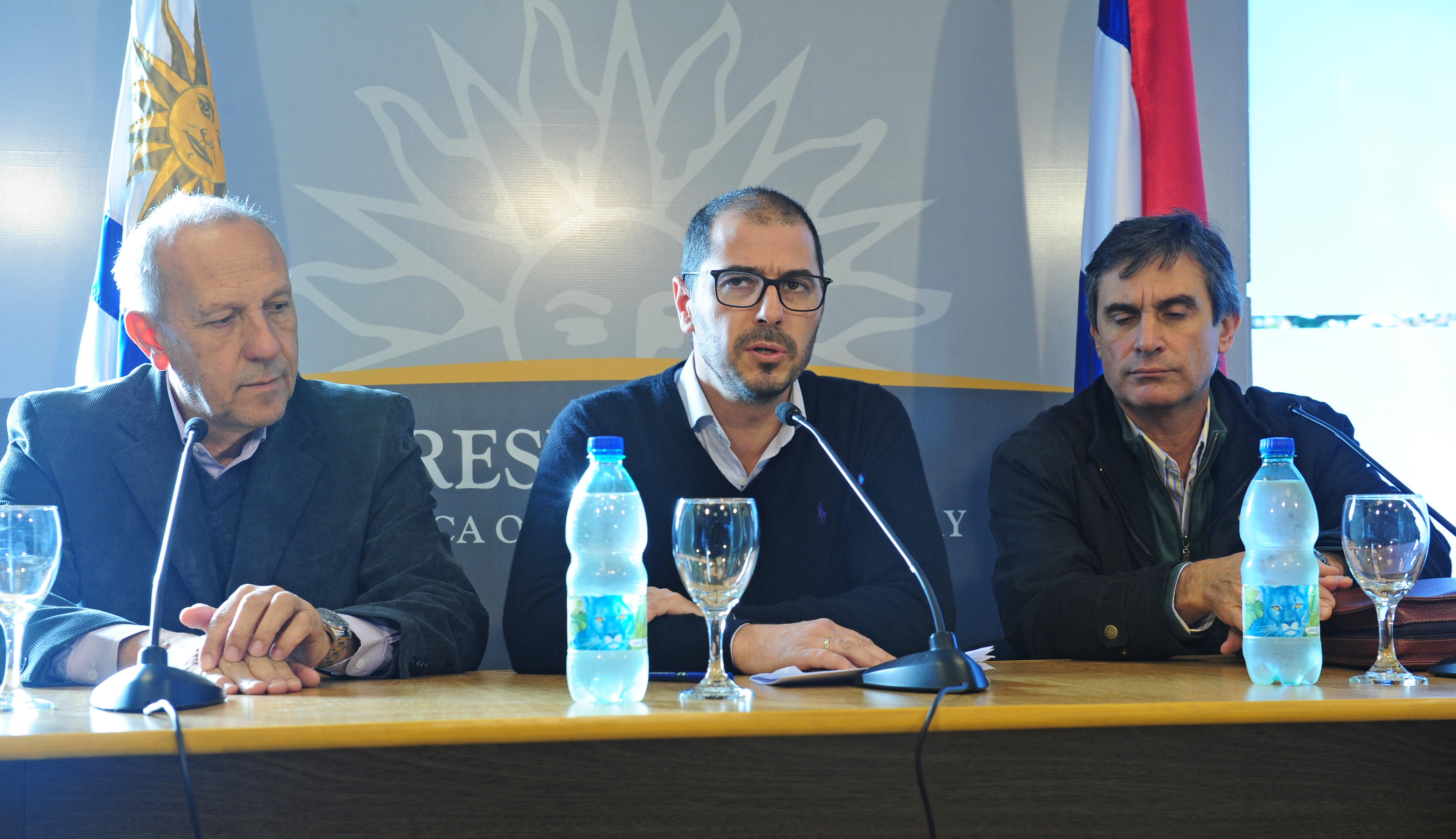 Juan Andrés Roballo flanqueado por Miguel Ángel Toma y Álvaro García