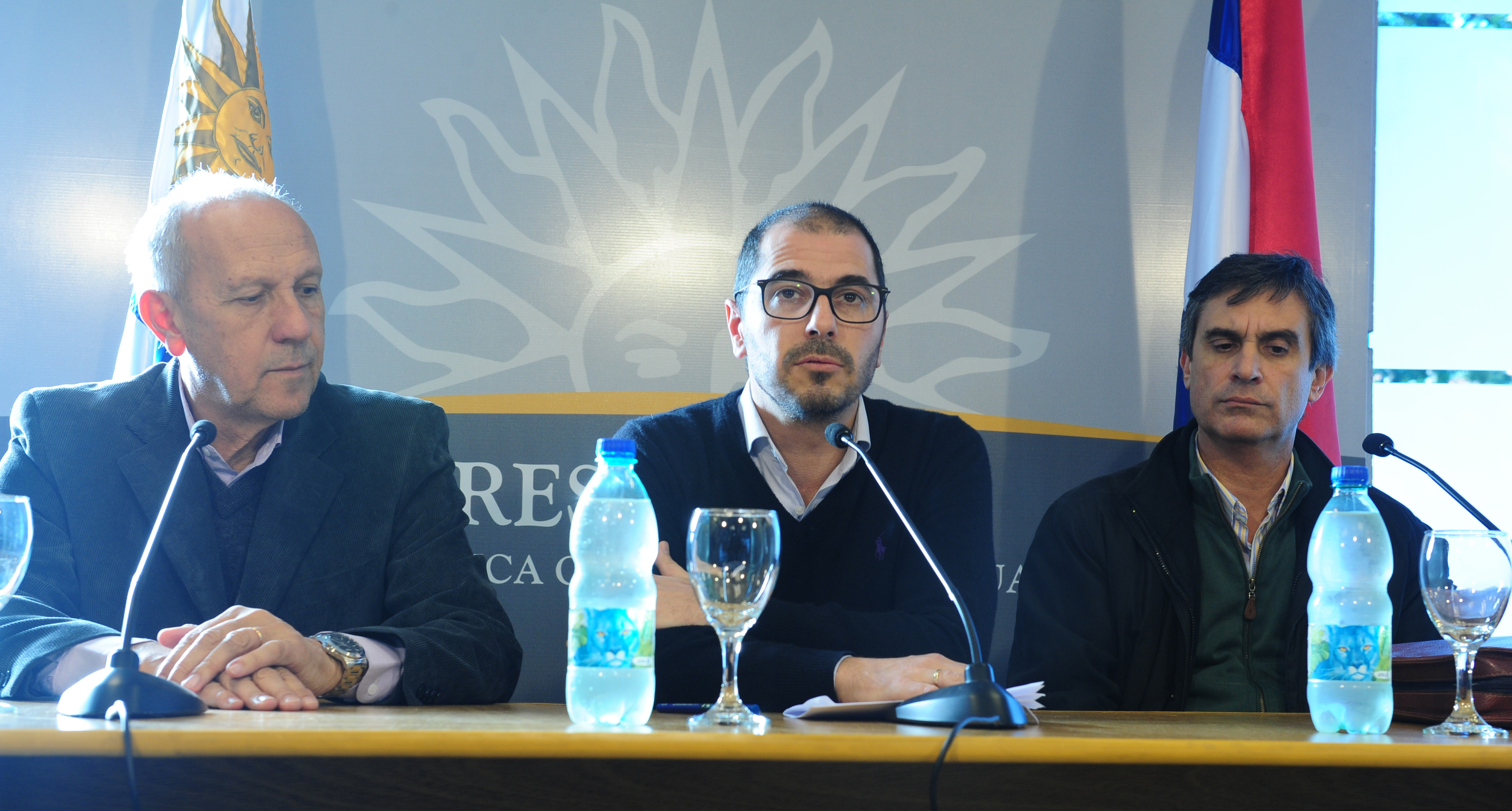 Juan Andrés Roballo flanqueado por Miguel Ángel Toma y Álvaro García