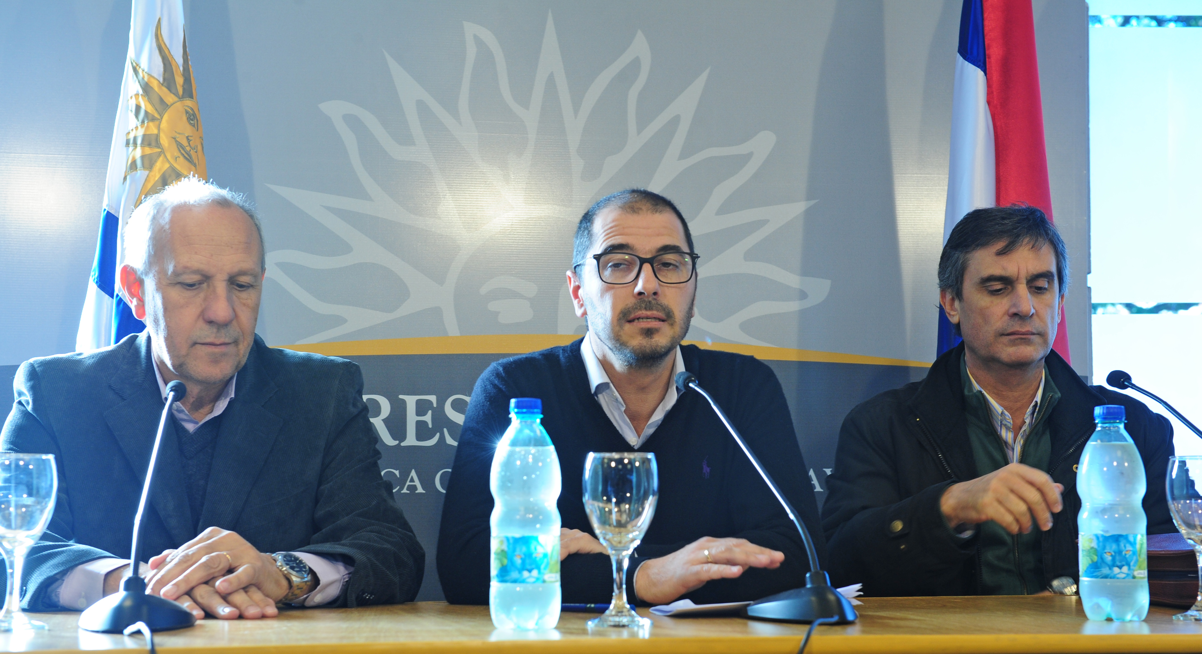 Juan Andrés Roballo flanqueado por Miguel Ángel Toma y Álvaro García