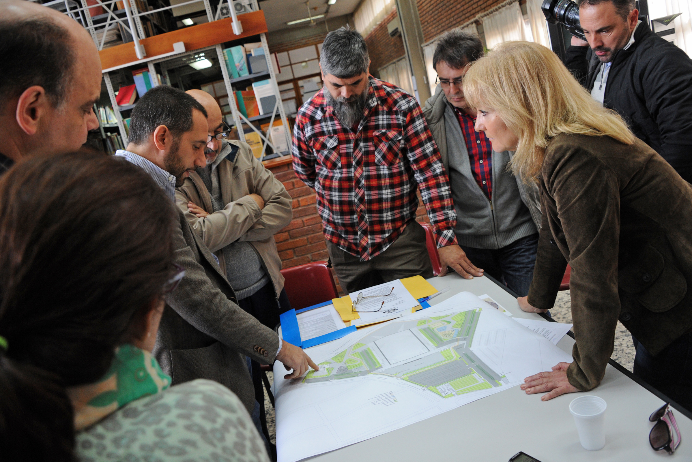 Ministra Carolina Cosse observa el plano de Antel Arena