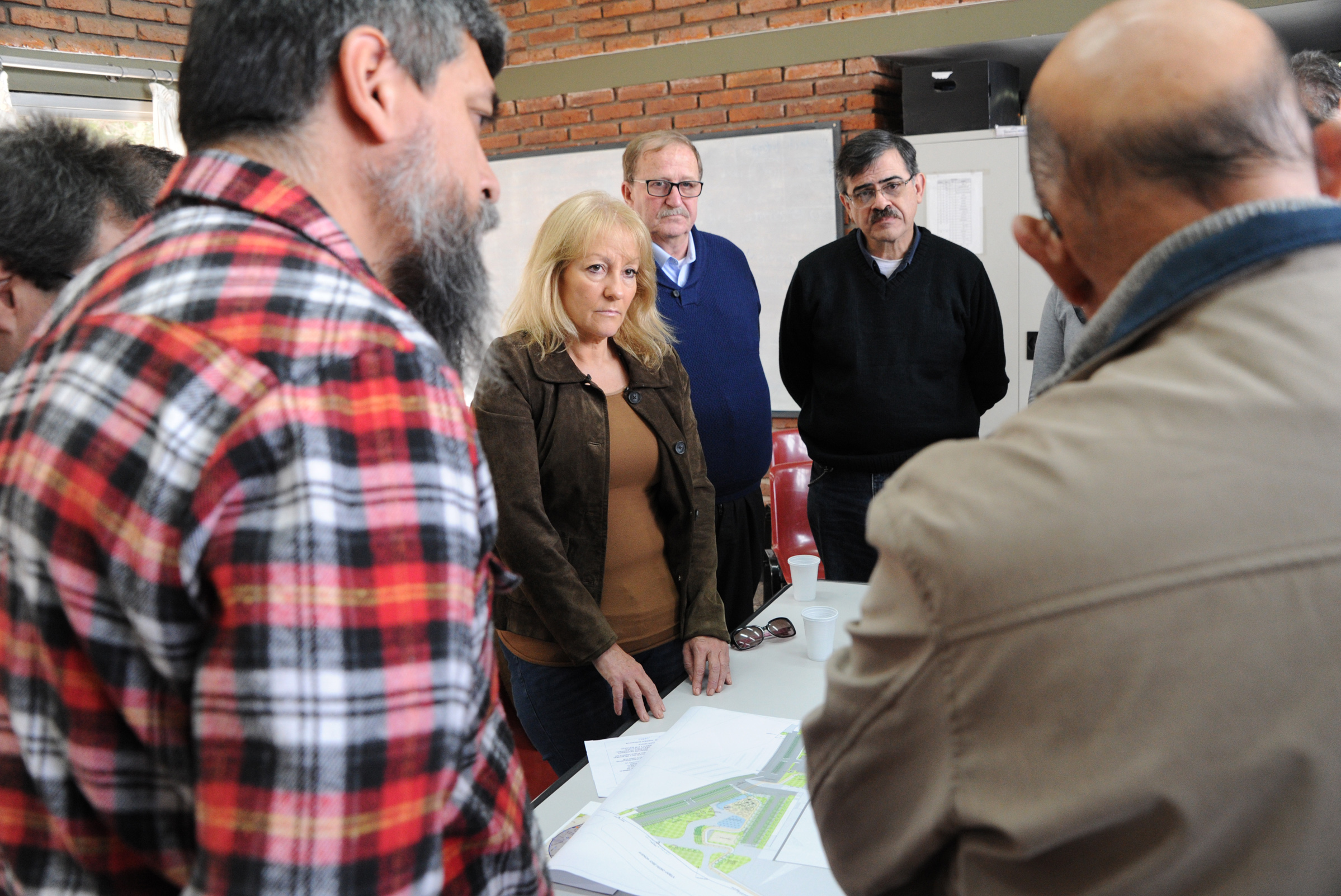 Ministra Carolina Cosse observa el plano de Antel Arena
