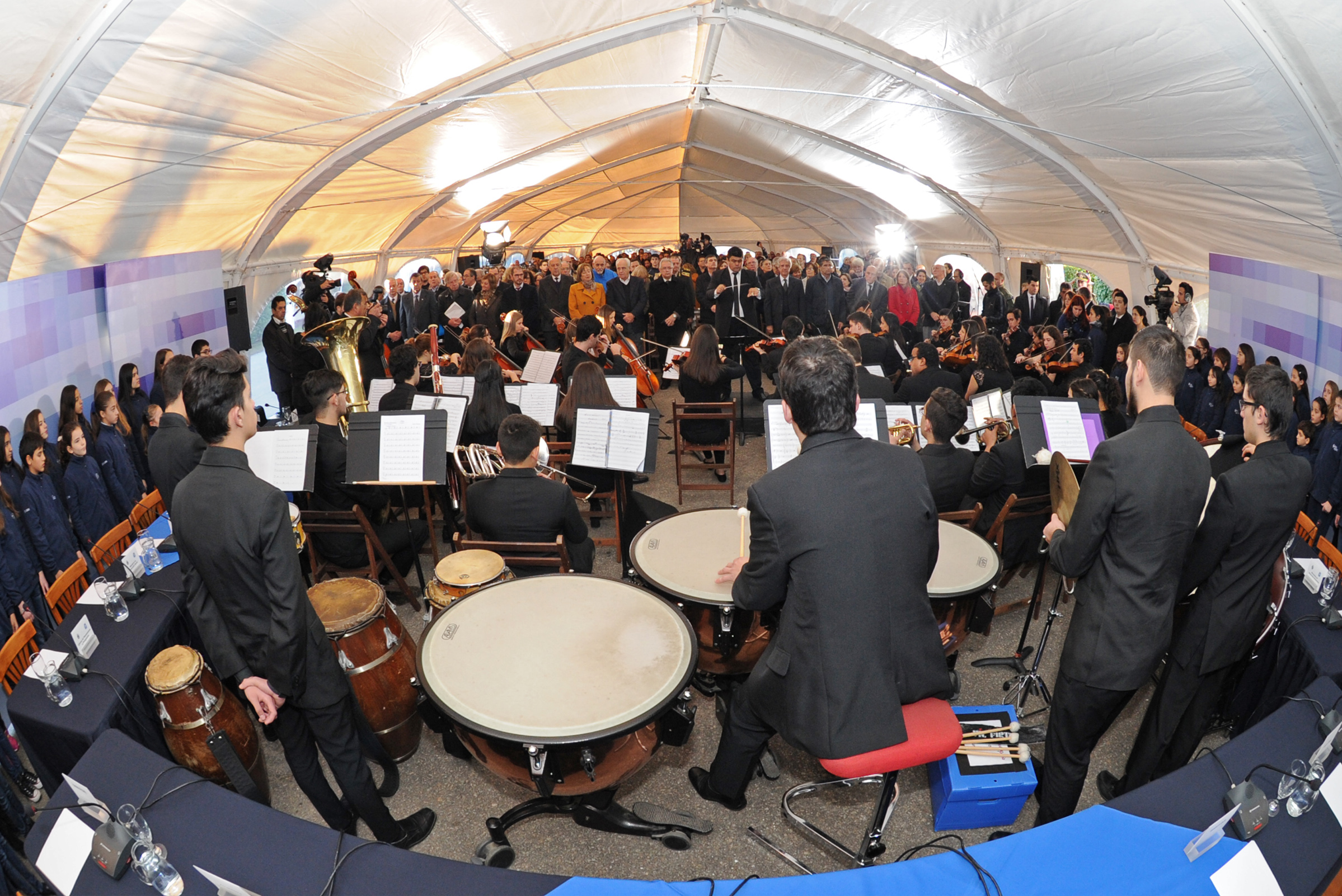 Interpretación del Himno Nacional y otras piezas musicales, por parte de la Orquesta y el Coro Juvenil del Sodre