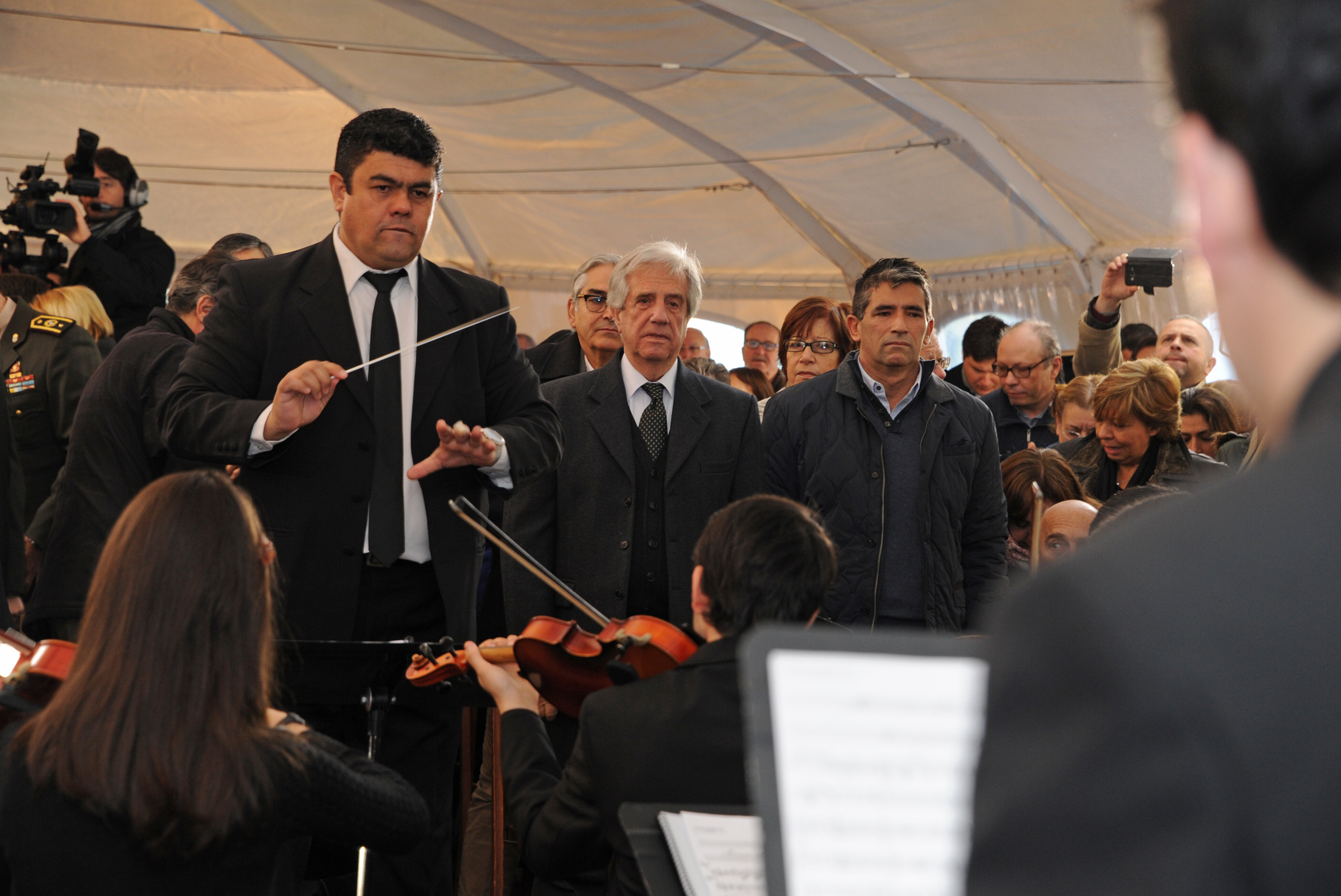 Interpretación del Himno Nacional y otras piezas musicales, por parte de la Orquesta y el Coro Juvenil del Sodre