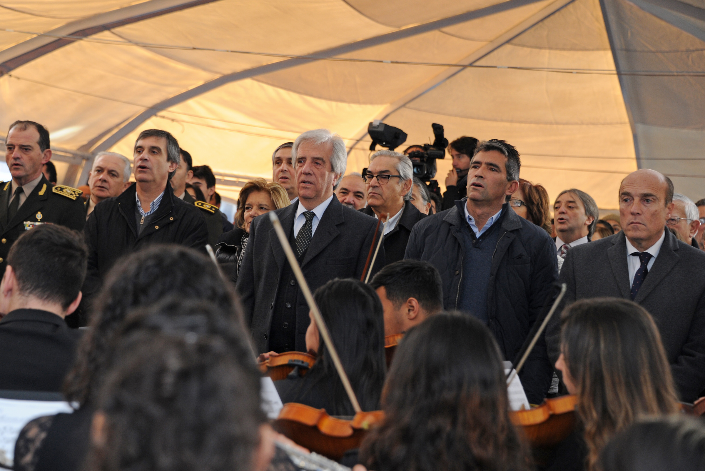 Interpretación del Himno Nacional y otras piezas musicales, por parte de la Orquesta y el Coro Juvenil del Sodre