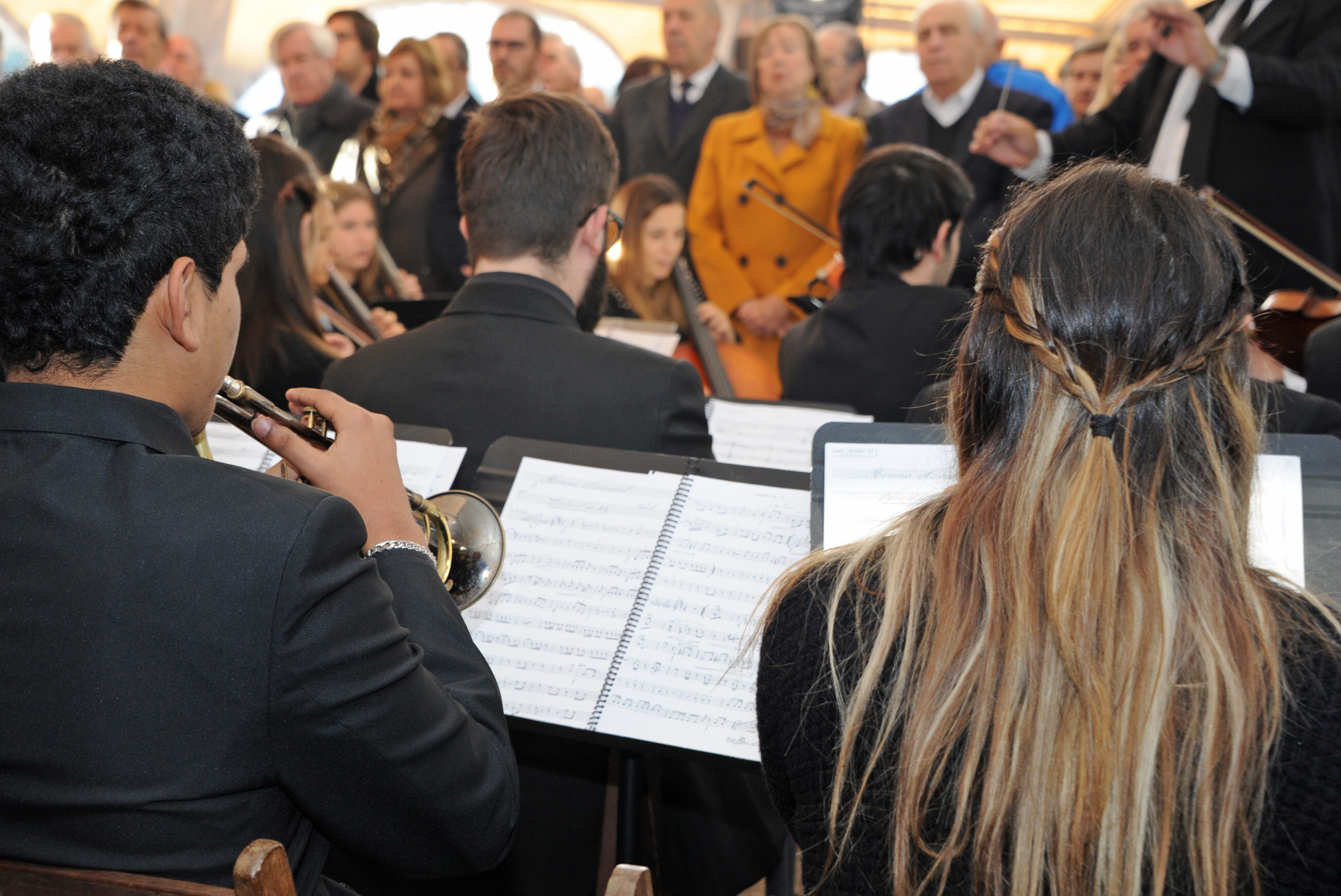Interpretación del Himno Nacional y otras piezas musicales, por parte de la Orquesta y el Coro Juvenil del Sodre