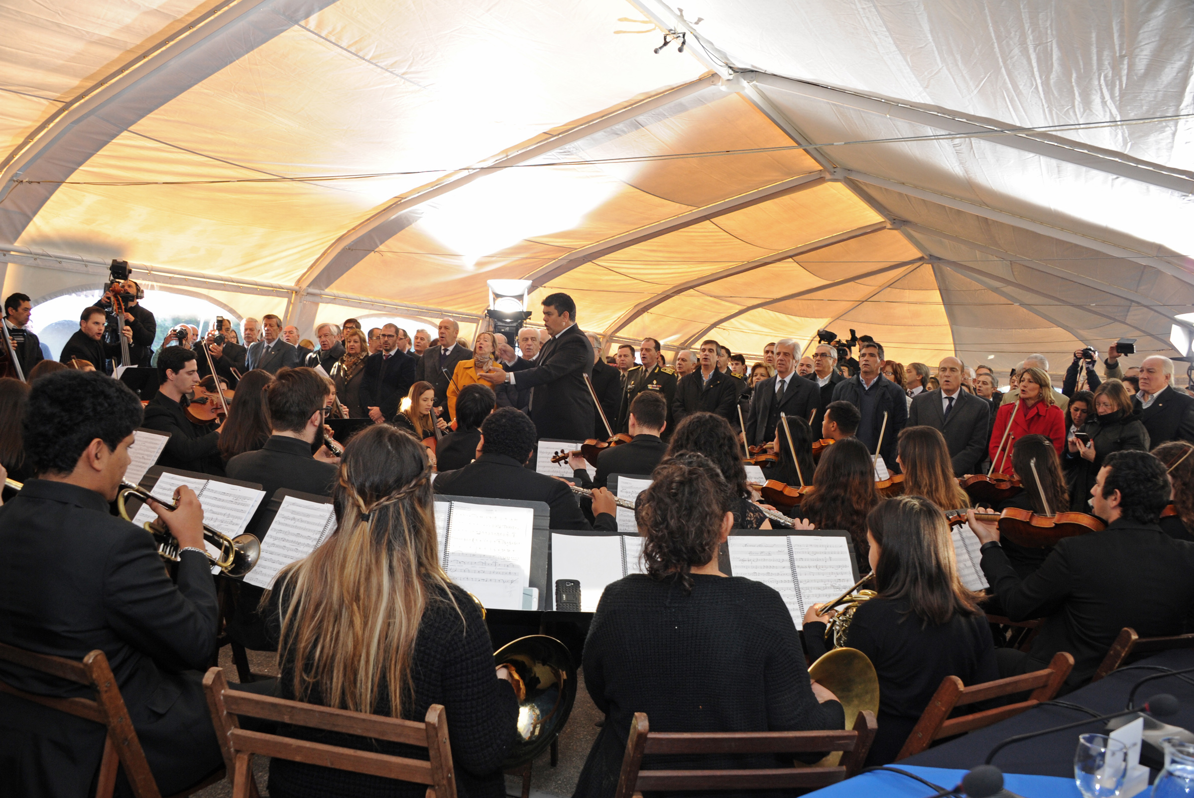 Interpretación del Himno Nacional y otras piezas musicales, por parte de la Orquesta y el Coro Juvenil del Sodre