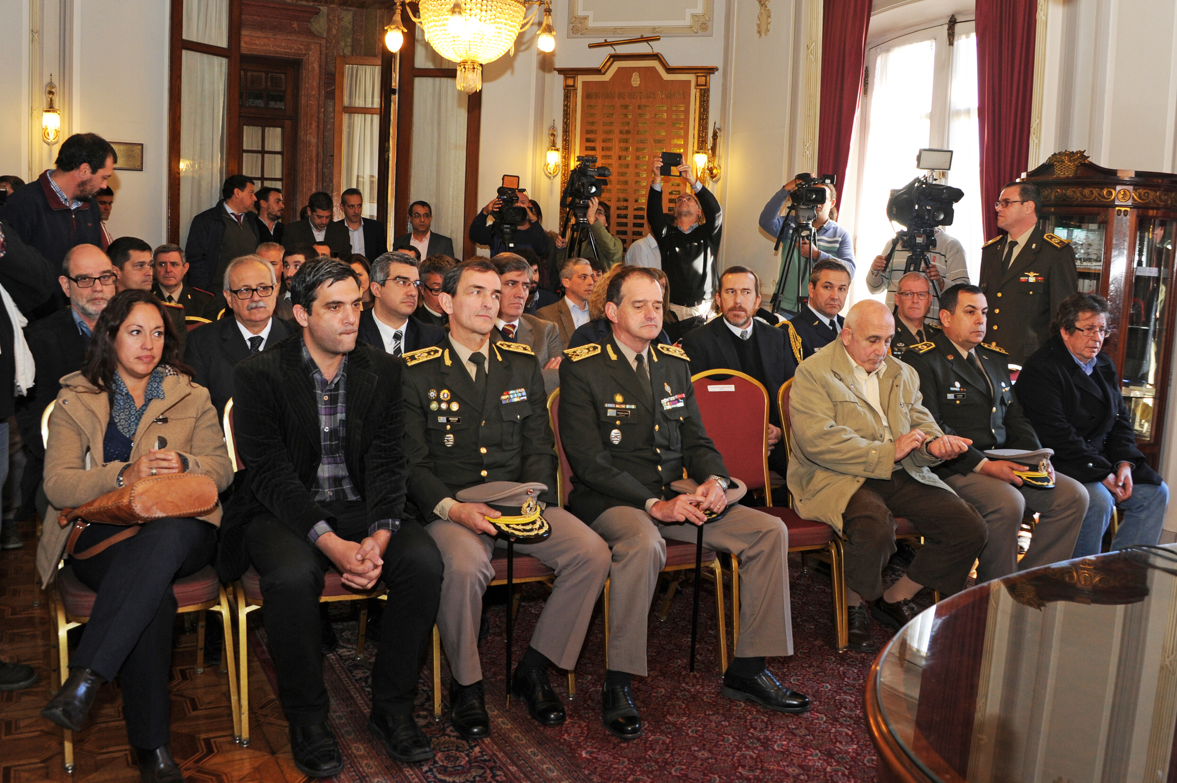 Asistentes a la firma de convenio