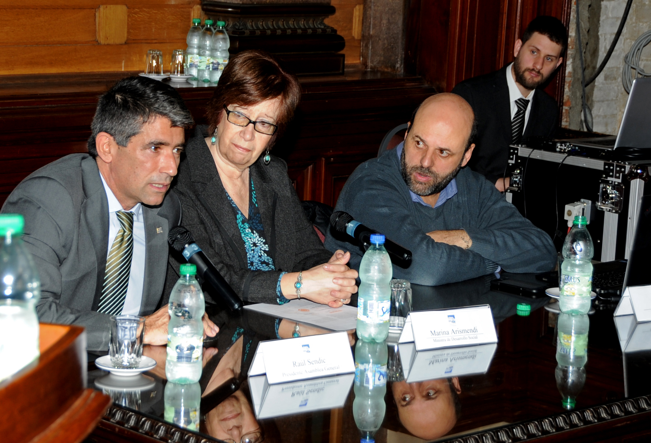 Raúl Sendic, Marina Arismendi y Julio Bango en la presentación del informe