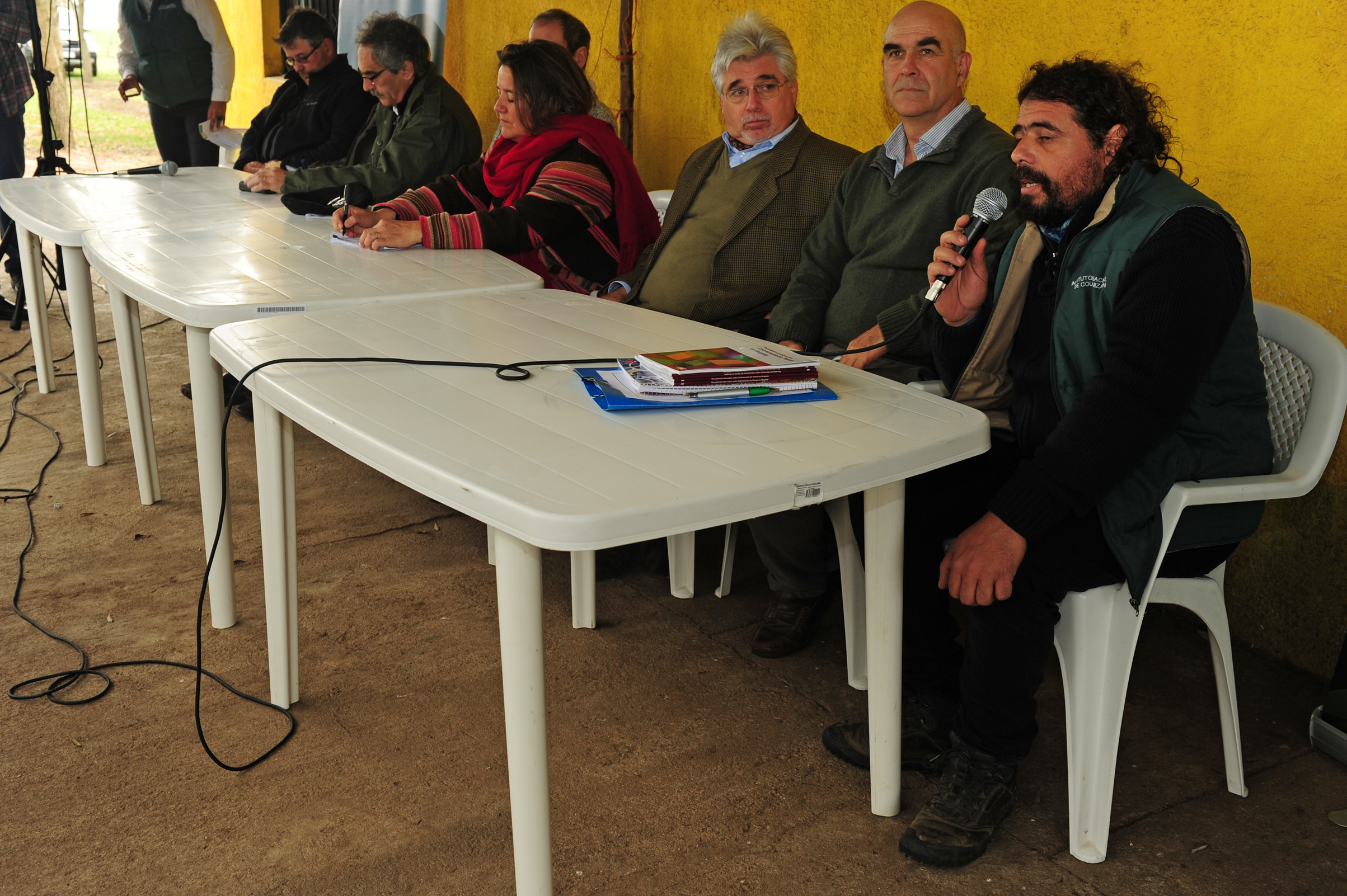 Representante de los colonos, dirigiéndose a los presentes