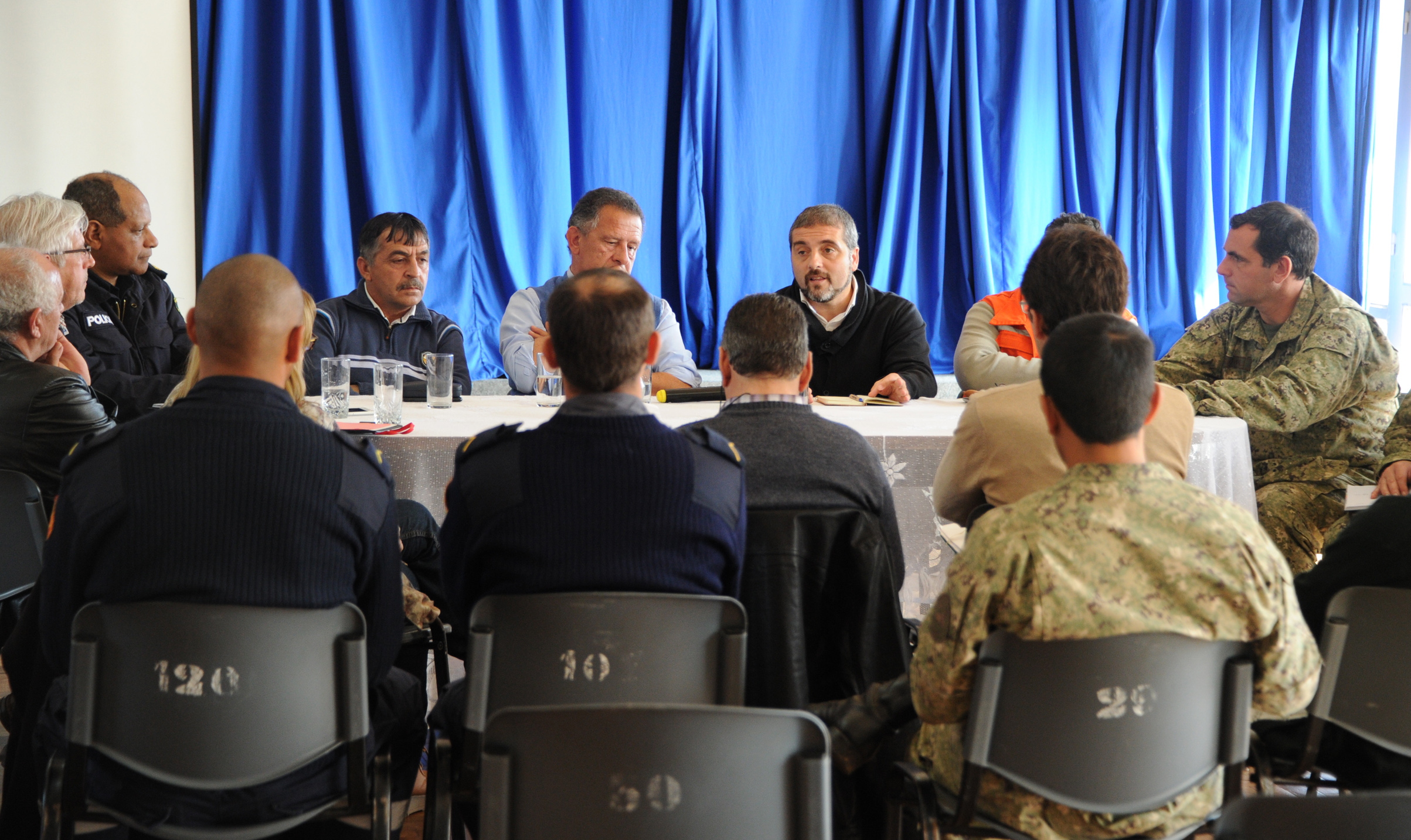 Director del Sistema Nacional de Emergencias (SINAE), Fernando Traversa, dirigiéndose a los presentes durante la reunión