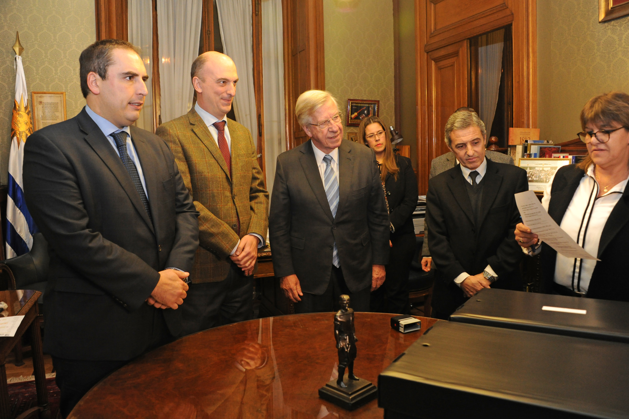 Danilo Astori, Pablo Ferreri y Martín Dibarboure entregan Rendición de Cuentas al Parlamento