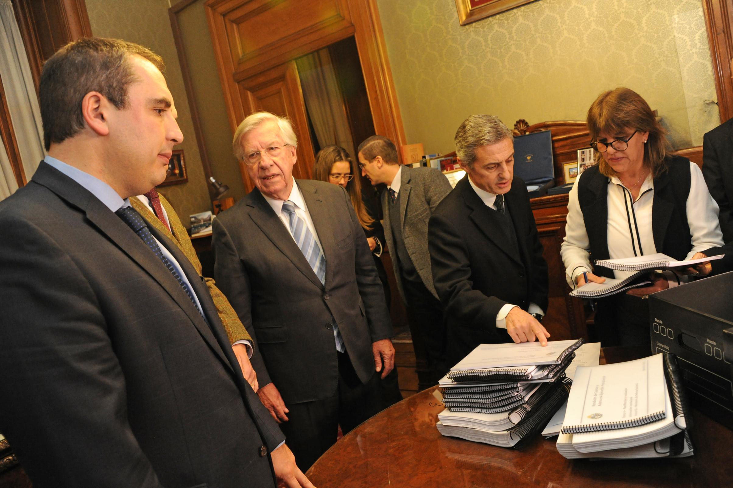 Danilo Astori, Pablo Ferreri y Martín Dibarboure entregaron Rendición de Cuentas al Parlamento