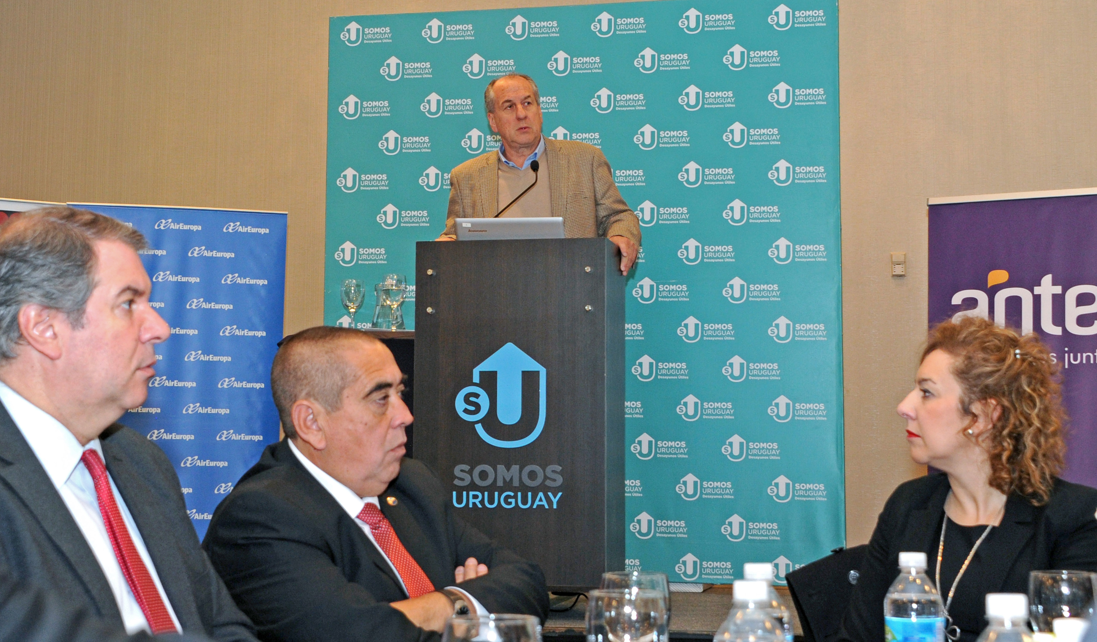 Ministro de Trabajo, Ernesto Murro, diserta en Desayunos Útiles