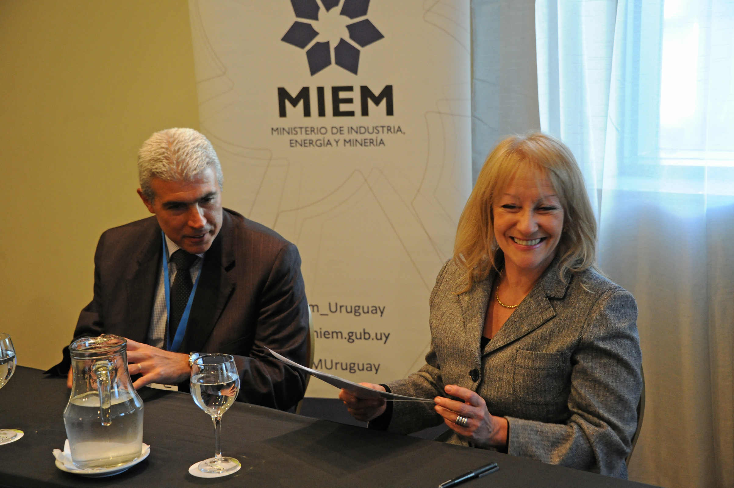Ministra Carolina Cosse, junto a representante de Siemmens