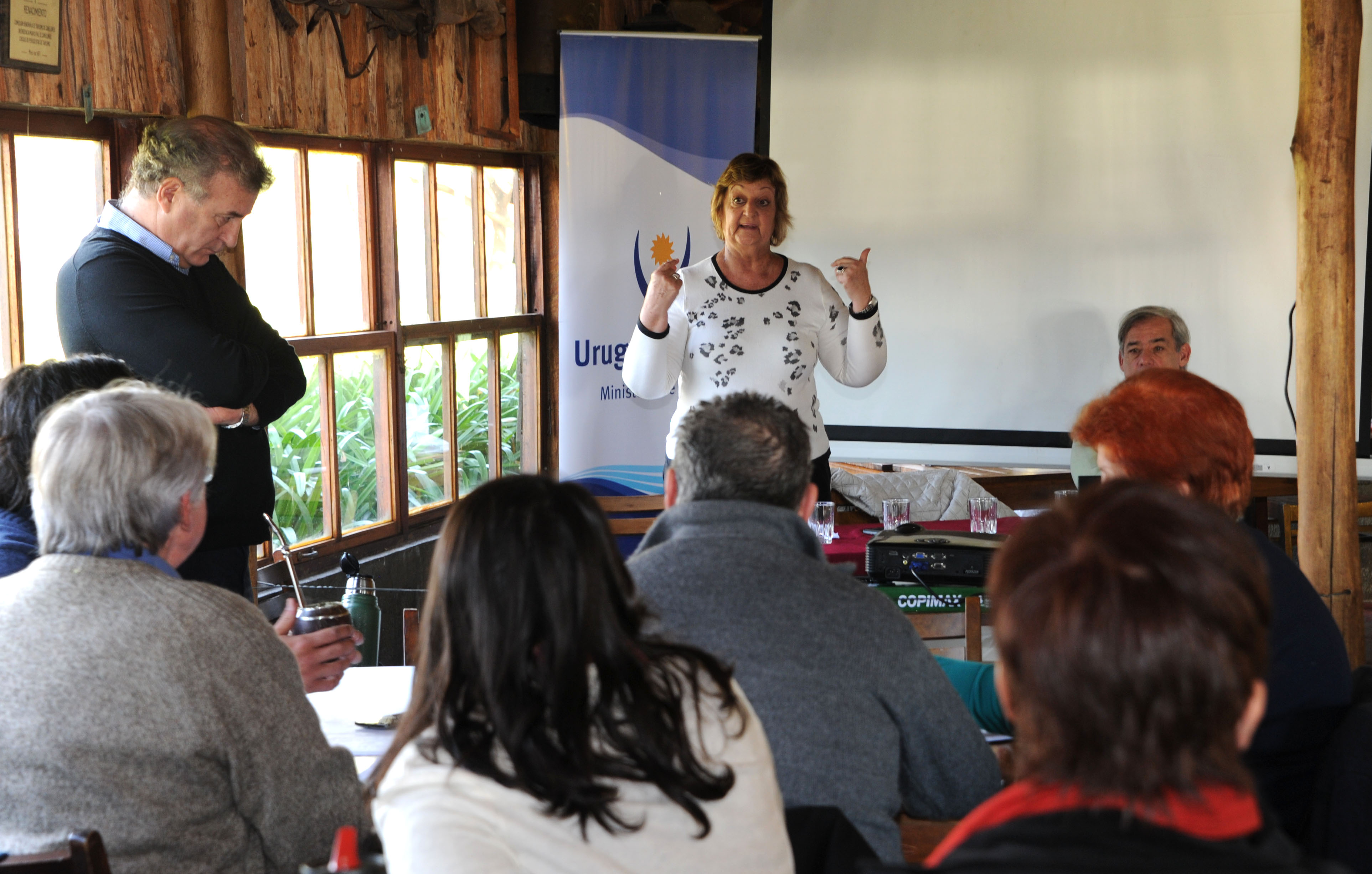 Ministra Liliam Kechichian se dirige a los presentes