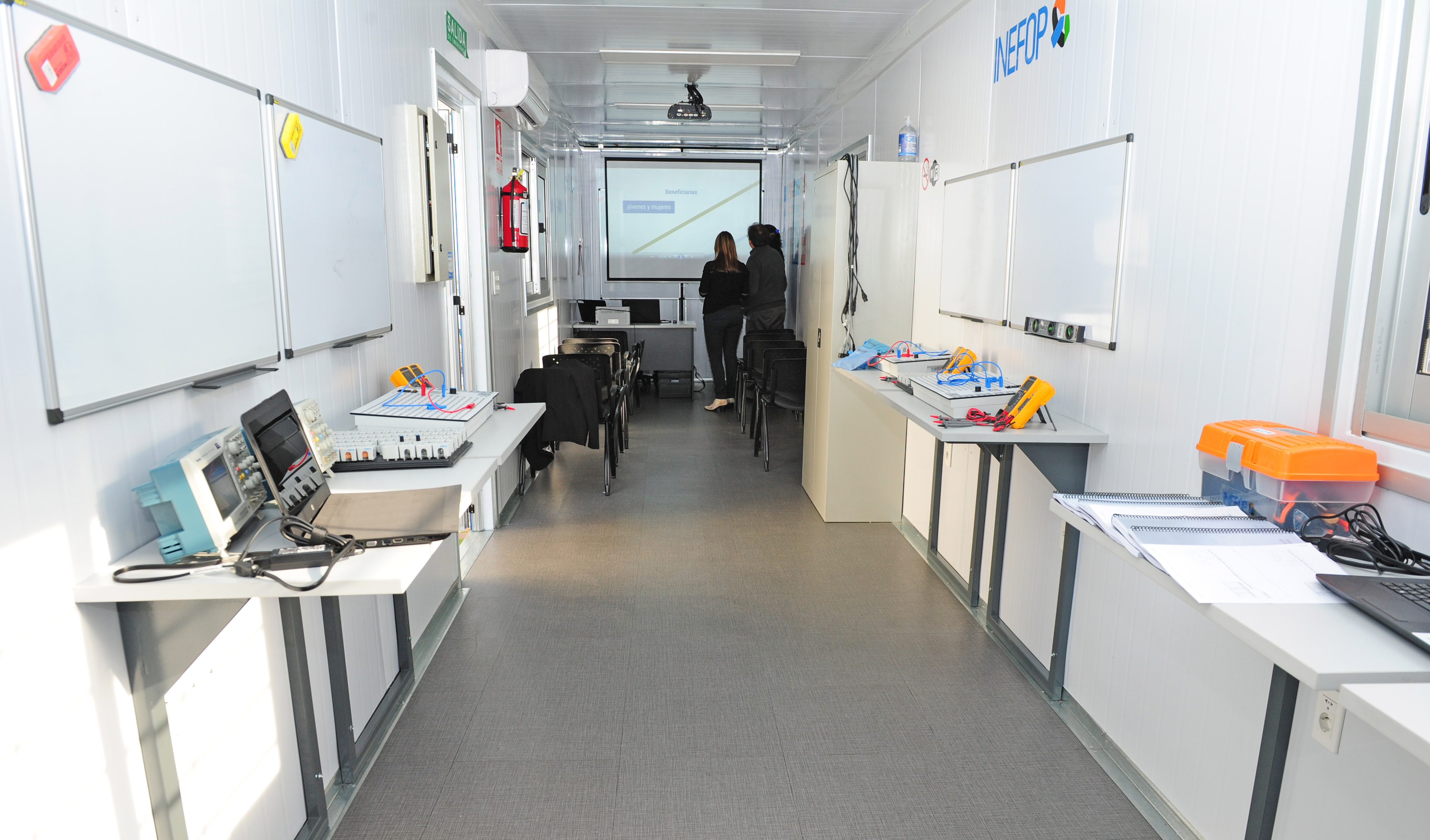 Interior de las aulas móviles