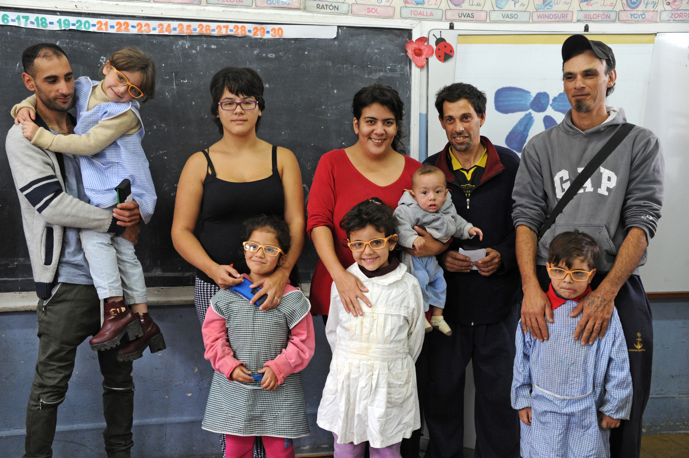 Escolares beneficiarios del Programa de Salud Visual junto a sus padres