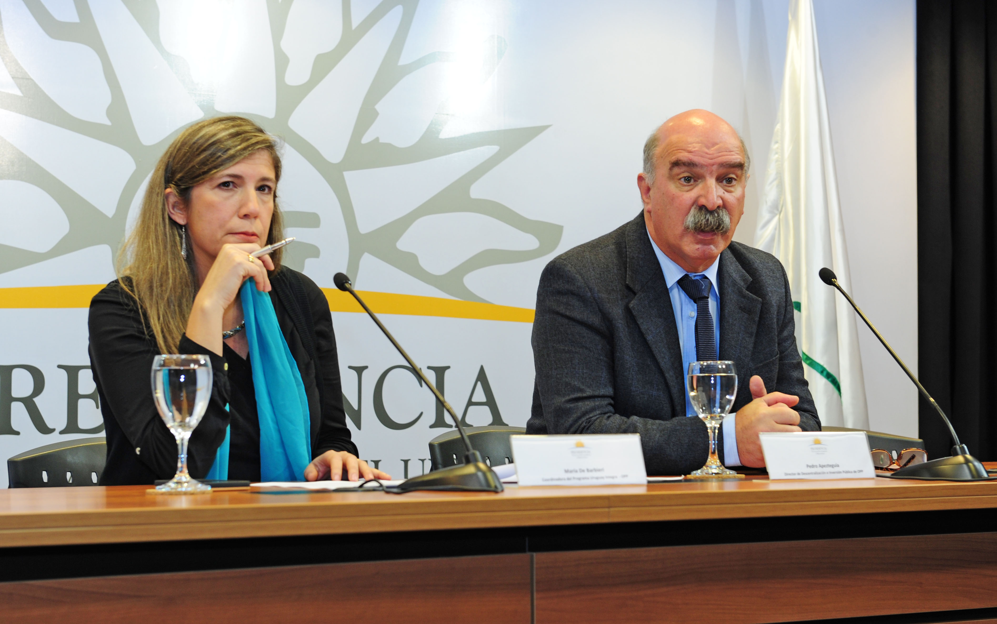 Coordinadora de Programa de OPP, María de Barbieri, y el director de descentralización e Inversión Pública, Pedro Apezteguía