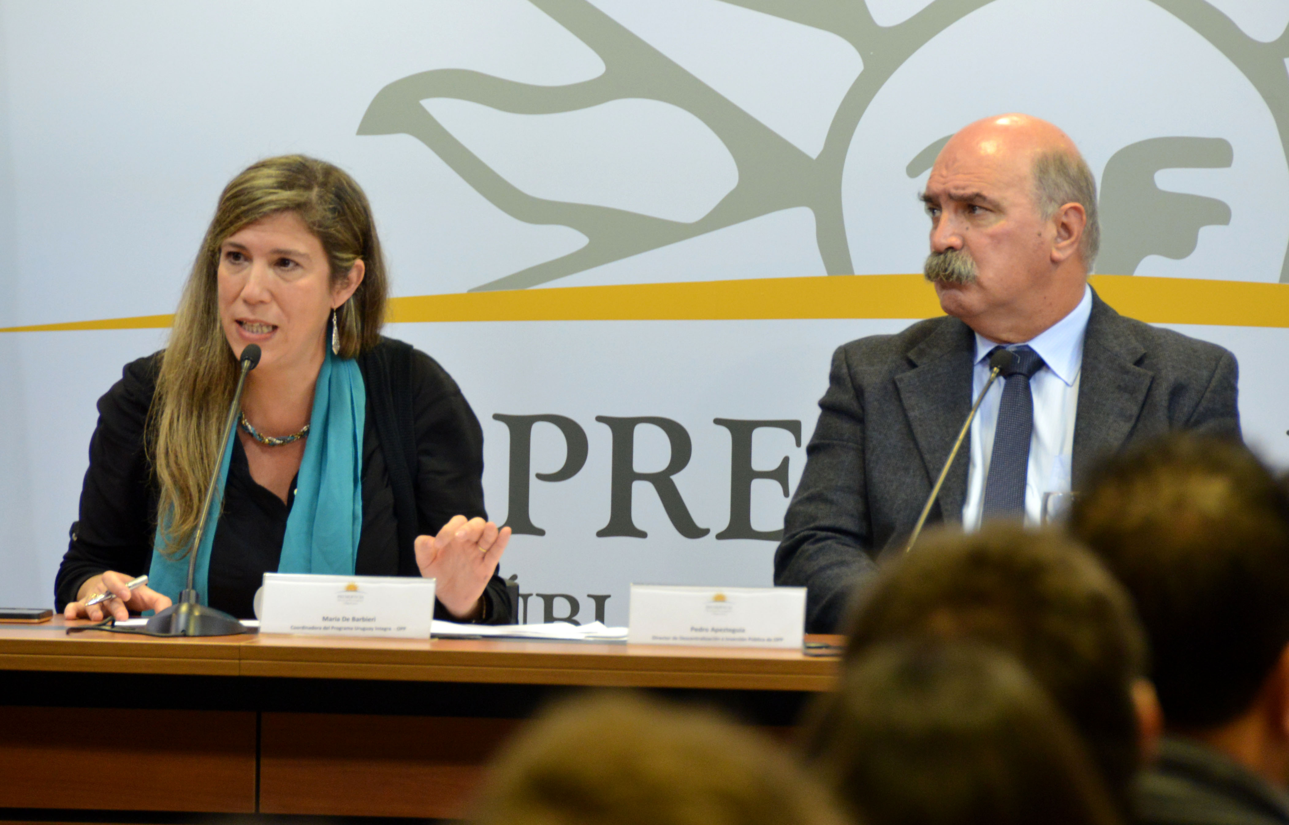 Coordinadora de Programa de OPP, María de Barbieri, y el director de descentralización e Inversión Pública, Pedro Apezteguía