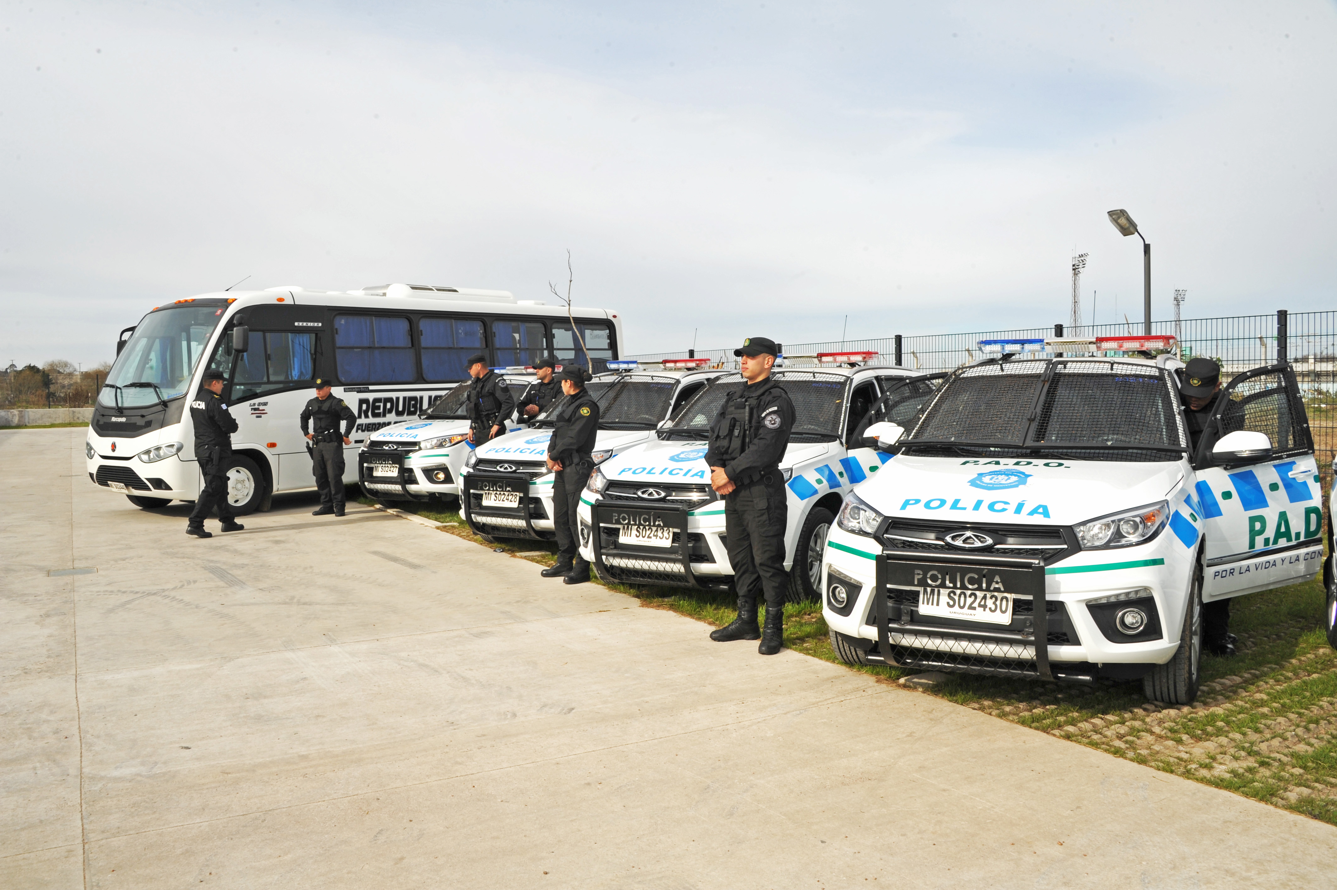 Móviles policiales de PADO y Guardia Republicana
