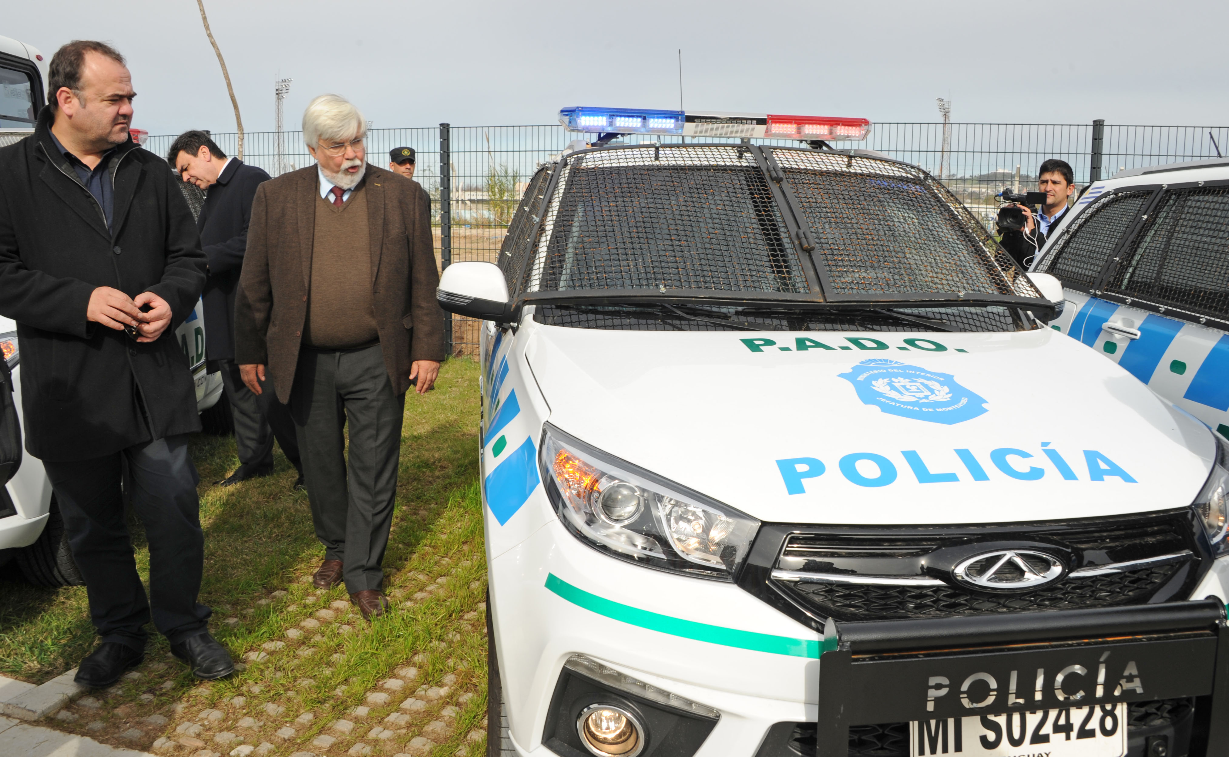 Ministro del Interior, Eduardo Bonomi observa los móviles policiales de PADO y Guardia Republicana