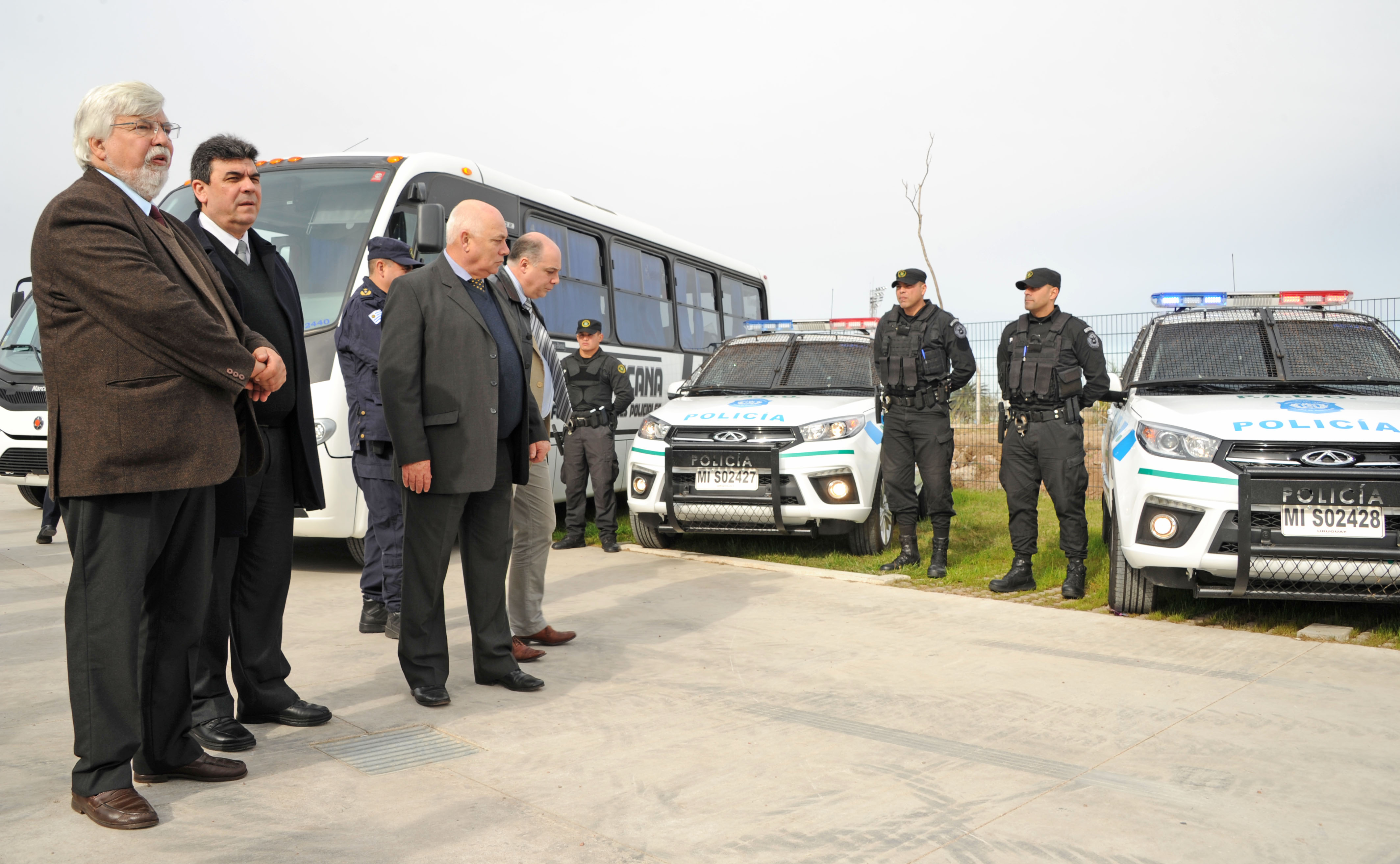 Ministro del Interior, Eduardo Bonomi observa los móviles policiales de PADO y Guardia Republicana