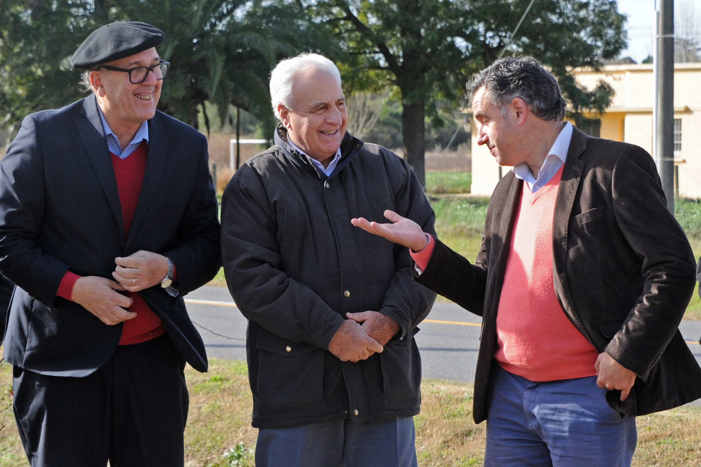 Ministro Víctor Rossi dialoga con Marcos Carámbula y con el Intendente de Canelones, Yamandú Orzi