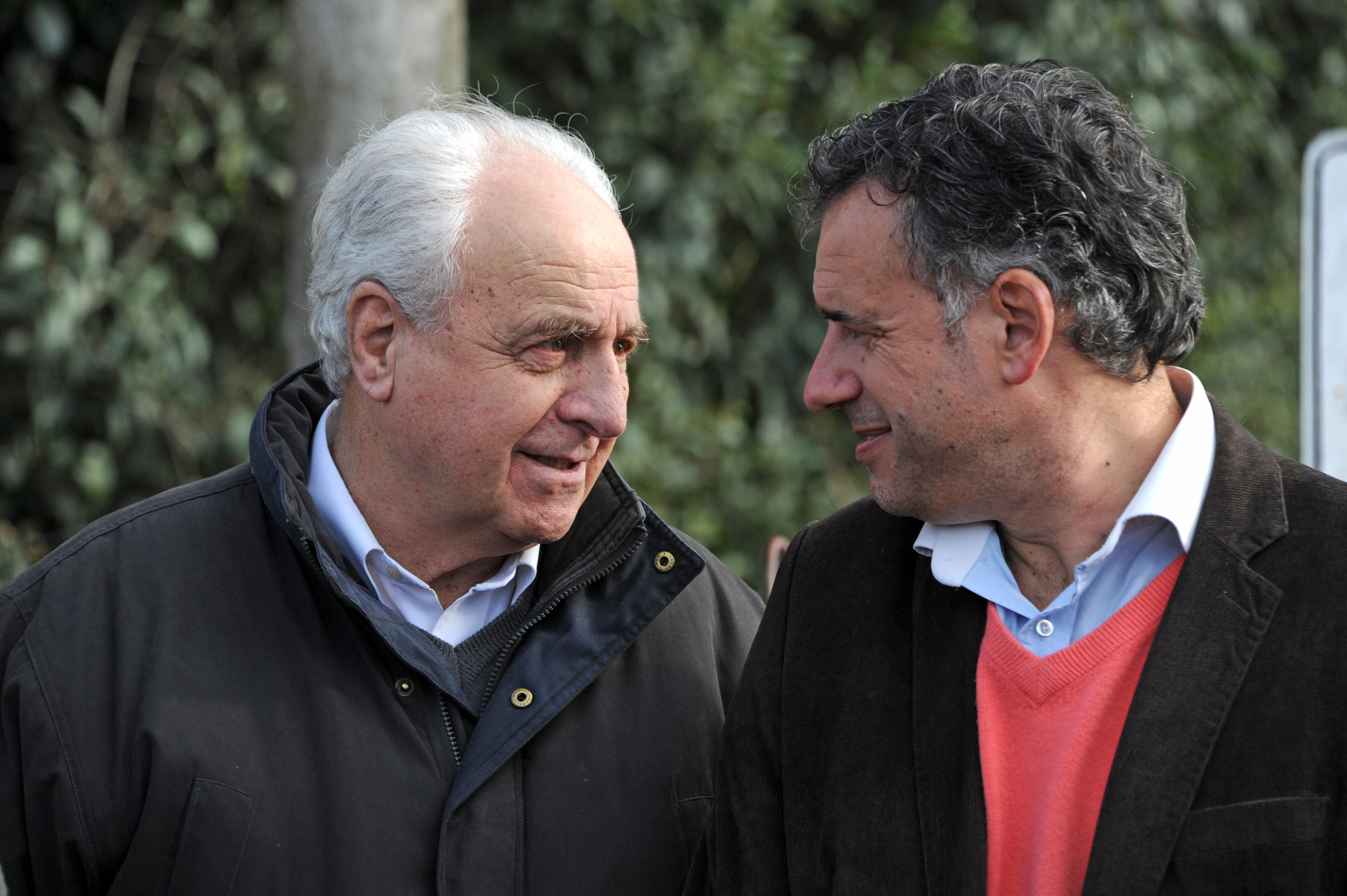 Ministro Víctor Rossi dialoga con el Intendente de Canelones, Yamandú Orzi