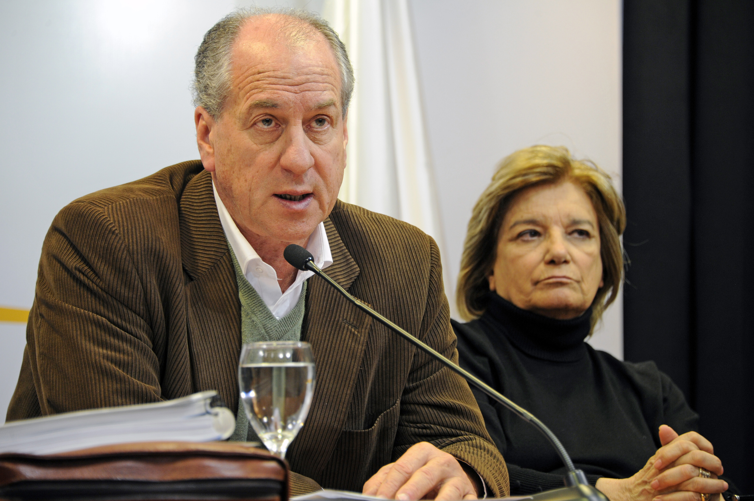 Ministro Ernesto Murro, dirigiéndose a los presentes