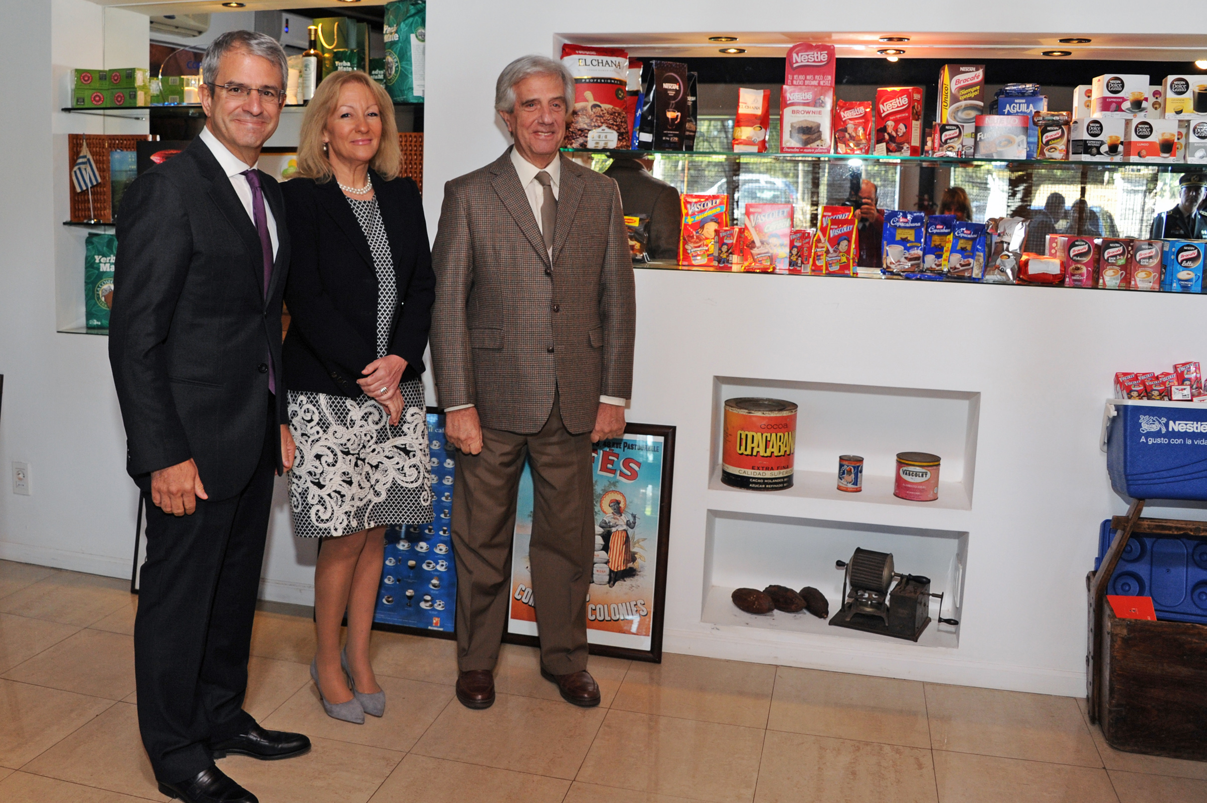 Presidente Vázquez junto a ministra Carolina Cosse y presidente de Nestlé, Alex Costa