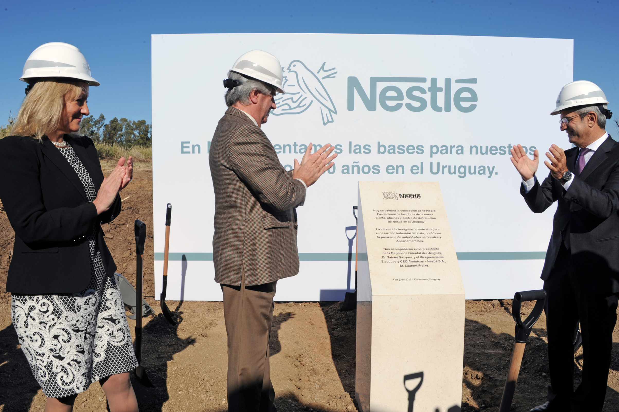 Presidente Vázquez junto a Carolina Cosse en ceremonia de inicio de obras