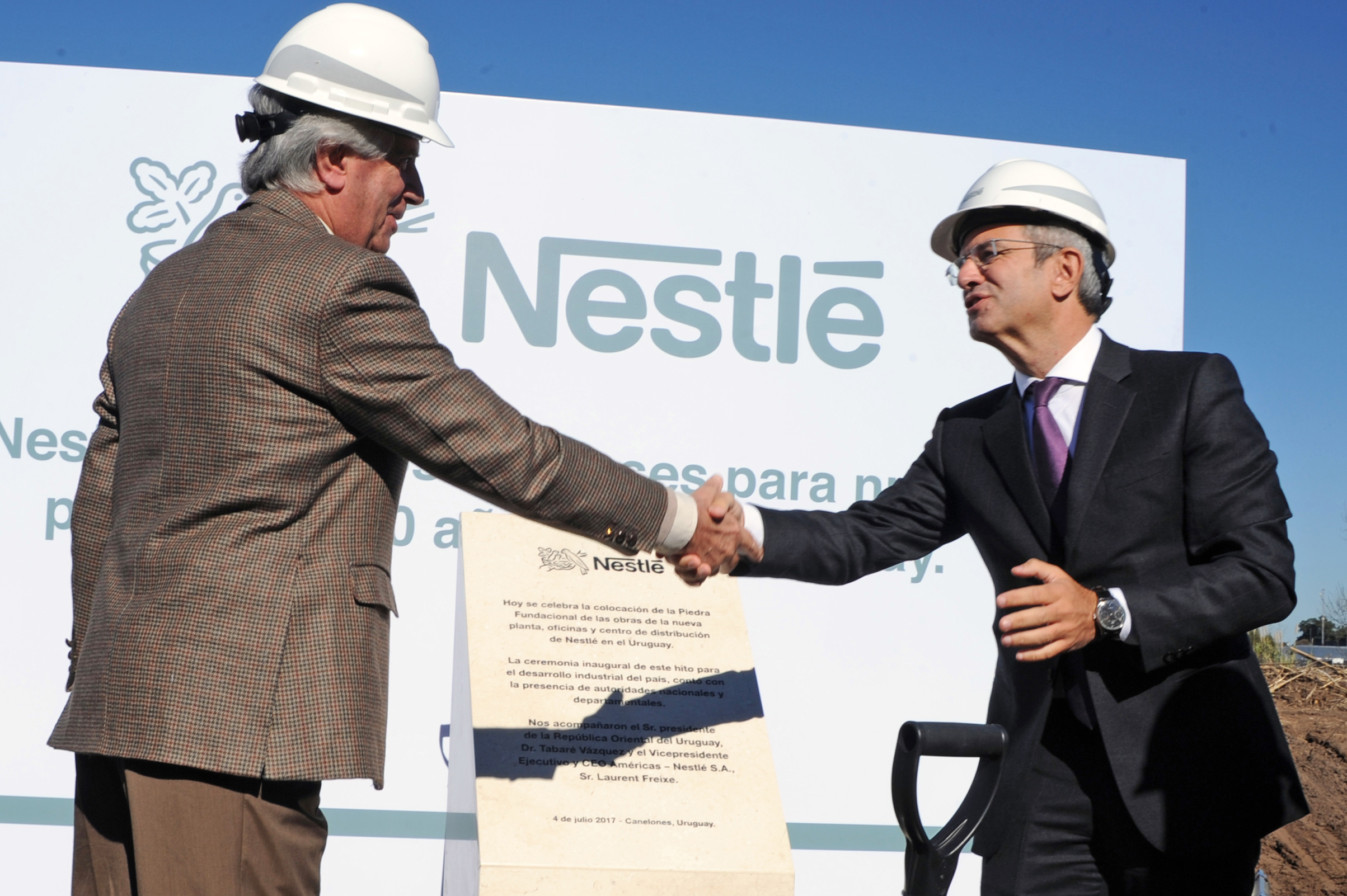 Presidente Vázquez junto a presidente de Nestlé, Alex Costam, en ceremonia de inicio de obras