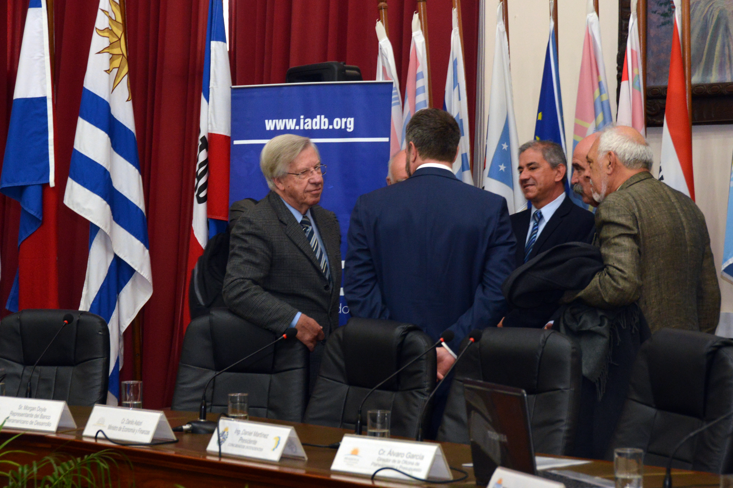 Ministro de Economía y Finanzas, Danilo Astori, junto a representante del BID en Uruguay, Morgan Doyle