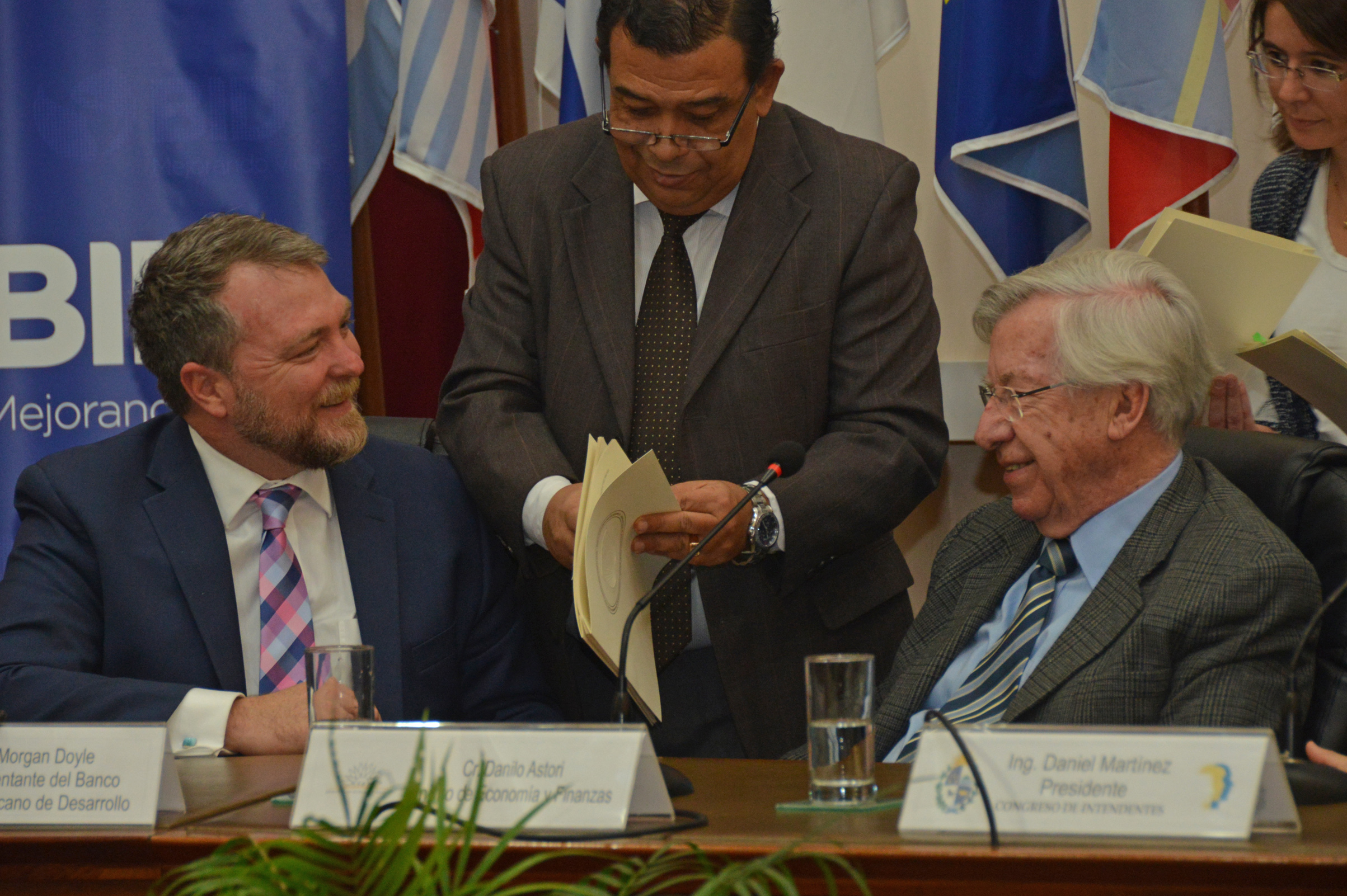 Ministro de Economía y Finanzas, Danilo Astori, junto a representante del BID en Uruguay, Morgan Doyle