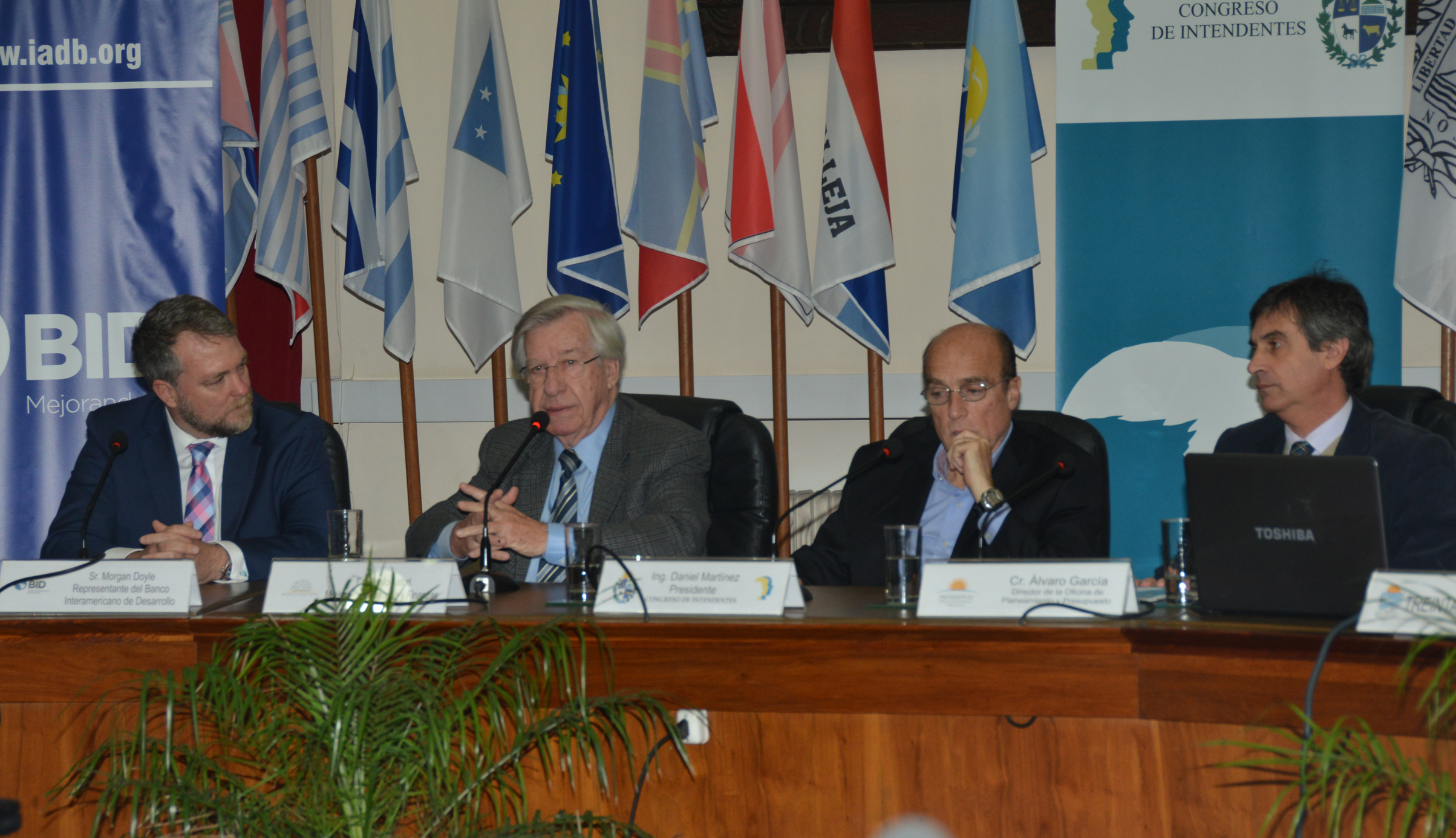 Danilo Astori, Daniel Martinez y Álvaro García, junto a representante del BID en Uruguay, Morgan Doyle