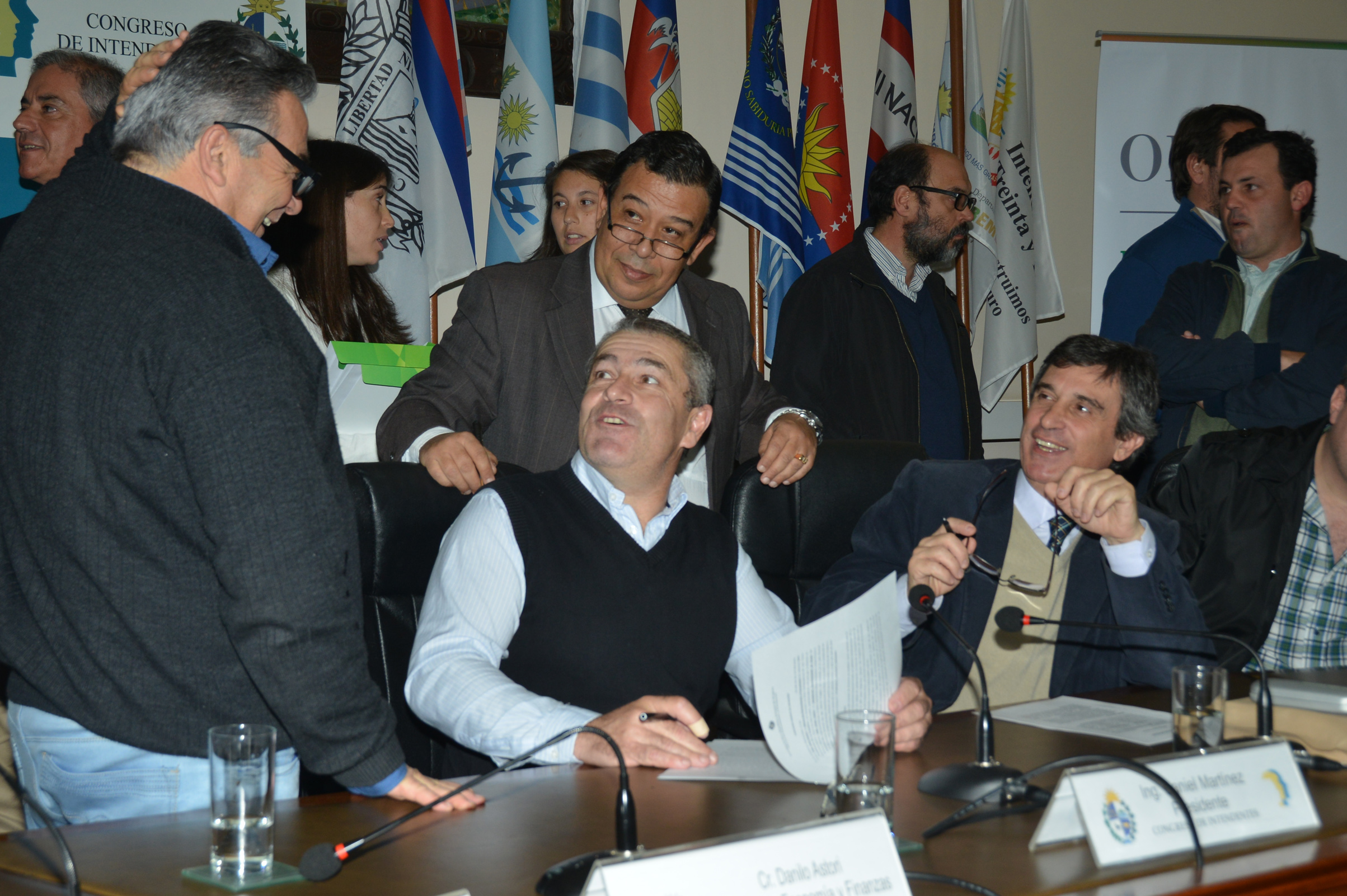 Director de OPP, Álvaro García, junto a intendentes, durante la firma de acceso al préstamo a intendencias