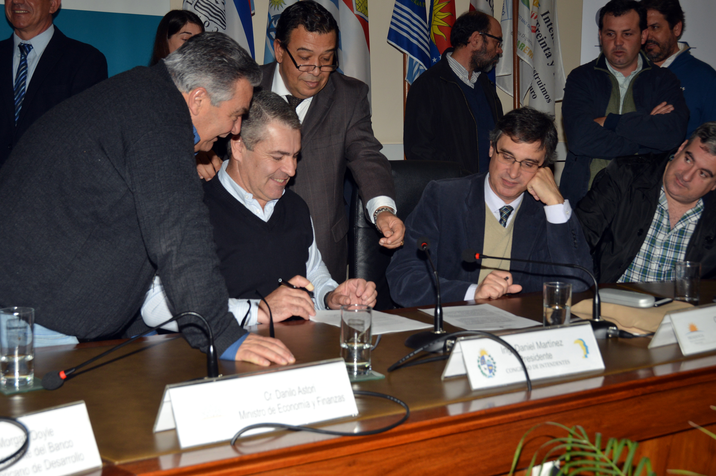 Director de OPP, Álvaro García, junto a intendentes, durante la firma de acceso al préstamo a intendencias