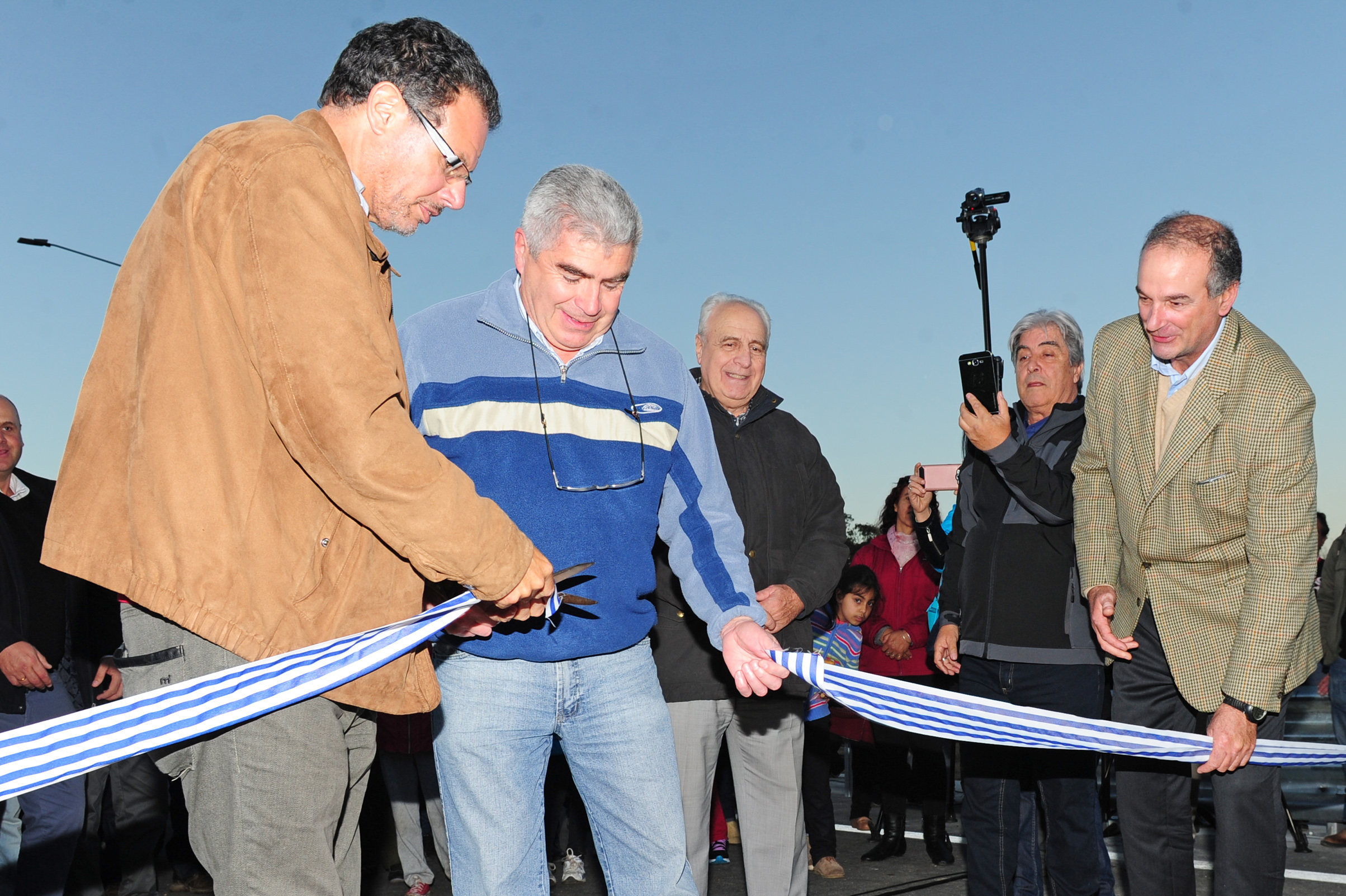 Corte de cinta inaugural del nuevo puente sobre el Canal Andreoni