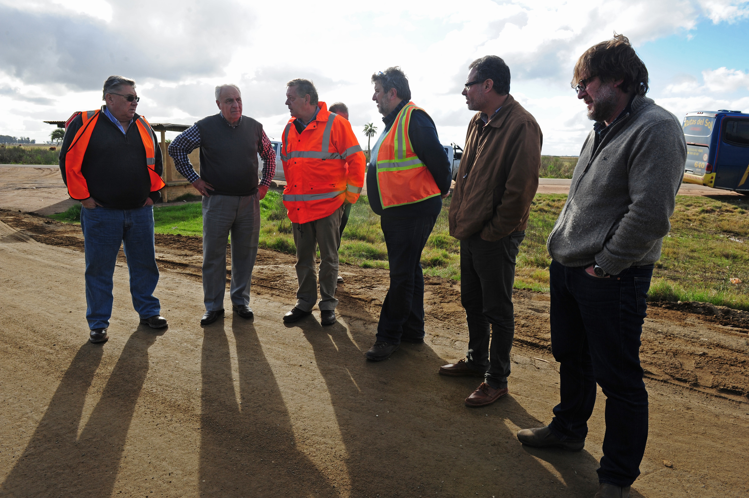Intendente de Rocha, Aníbal Pereyra, junto a ministro de Transporte y Obras Públicas, Víctor Rossi, junto a autoridades