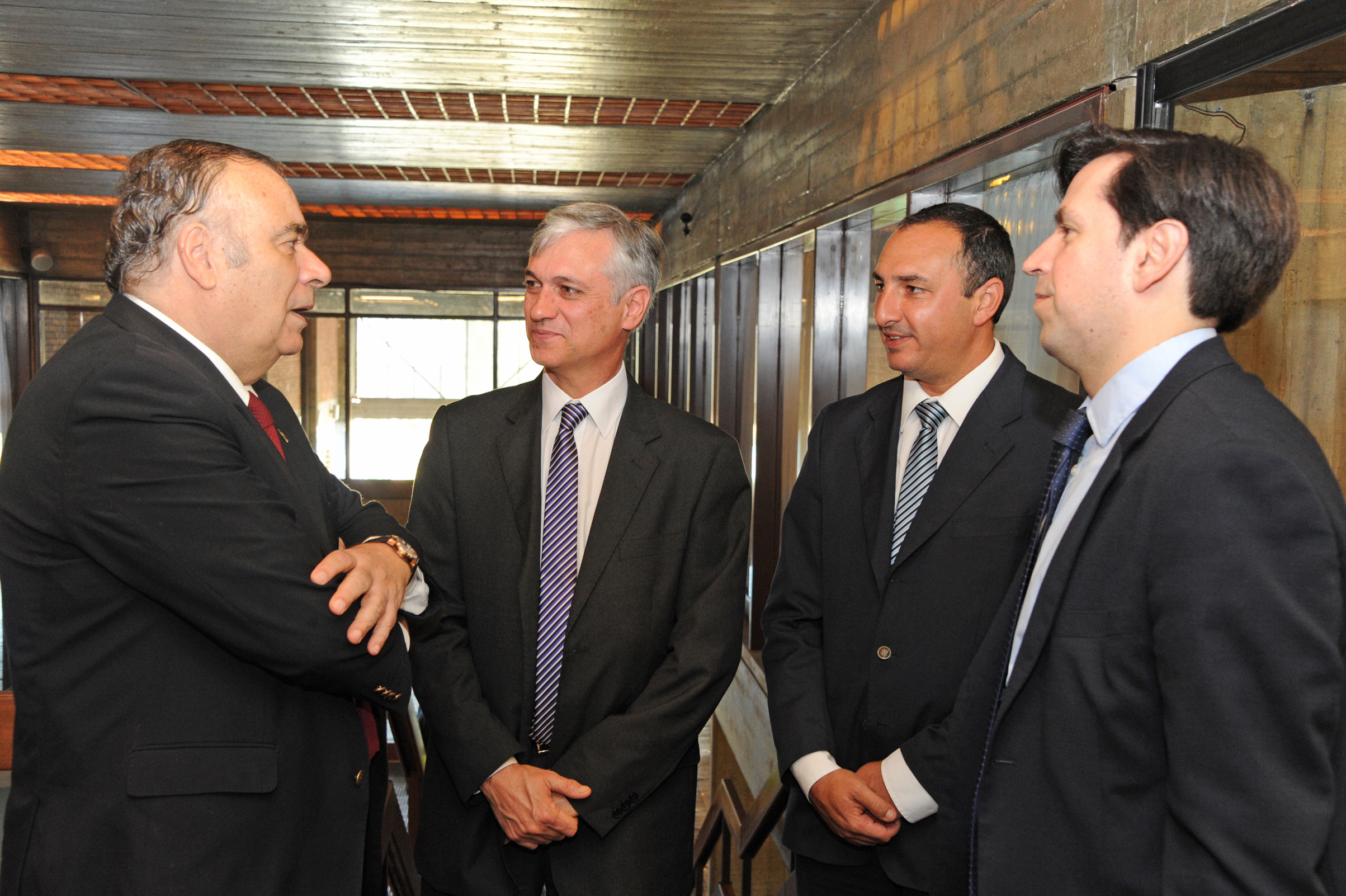 Canciller Rodolfo Nin Novoa, junto a autoridades, previo a la reunión que mantuvieron en Salto Grande