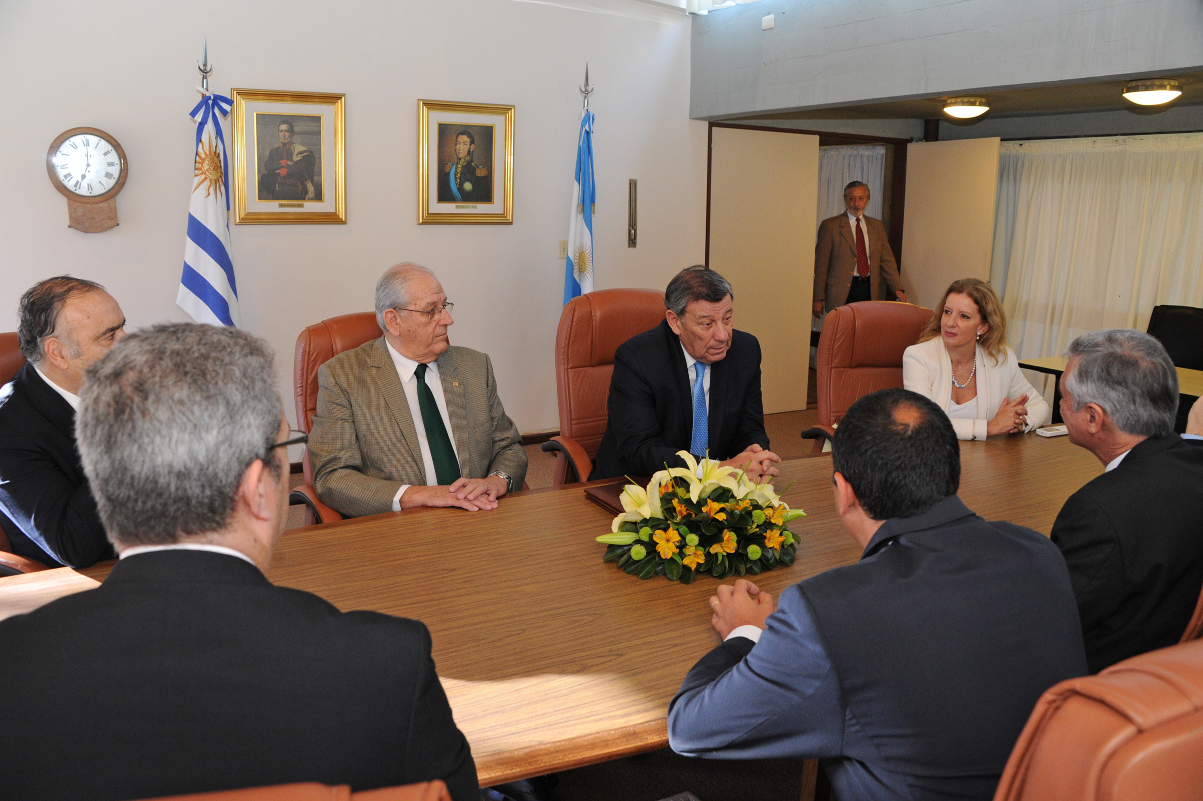 Reunión del Canciller Rodolfo Nin Novoa con integrantes de la Comisión Técnica Mixta de Salto Grande