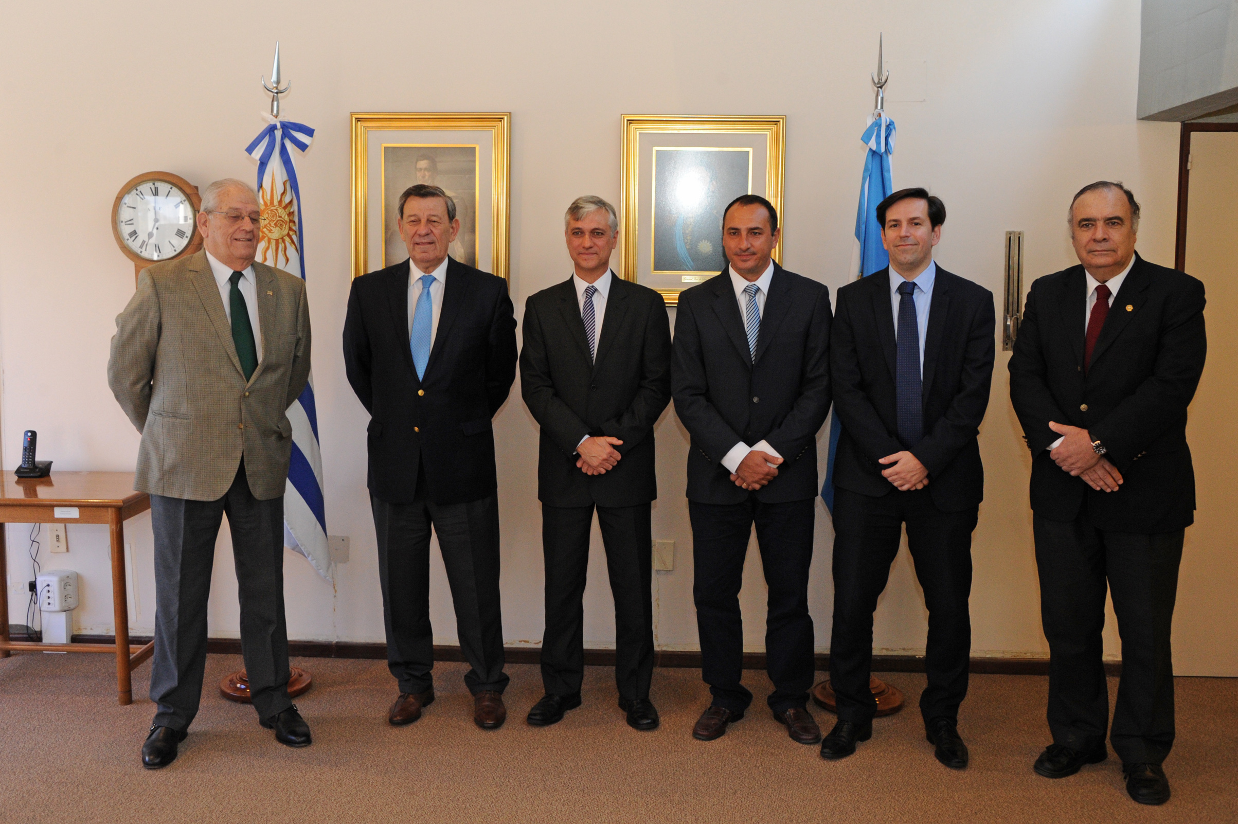 Canciller Rodolfo Nin Novoa con integrantes de la Comisión Técnica Mixta de Salto Grande