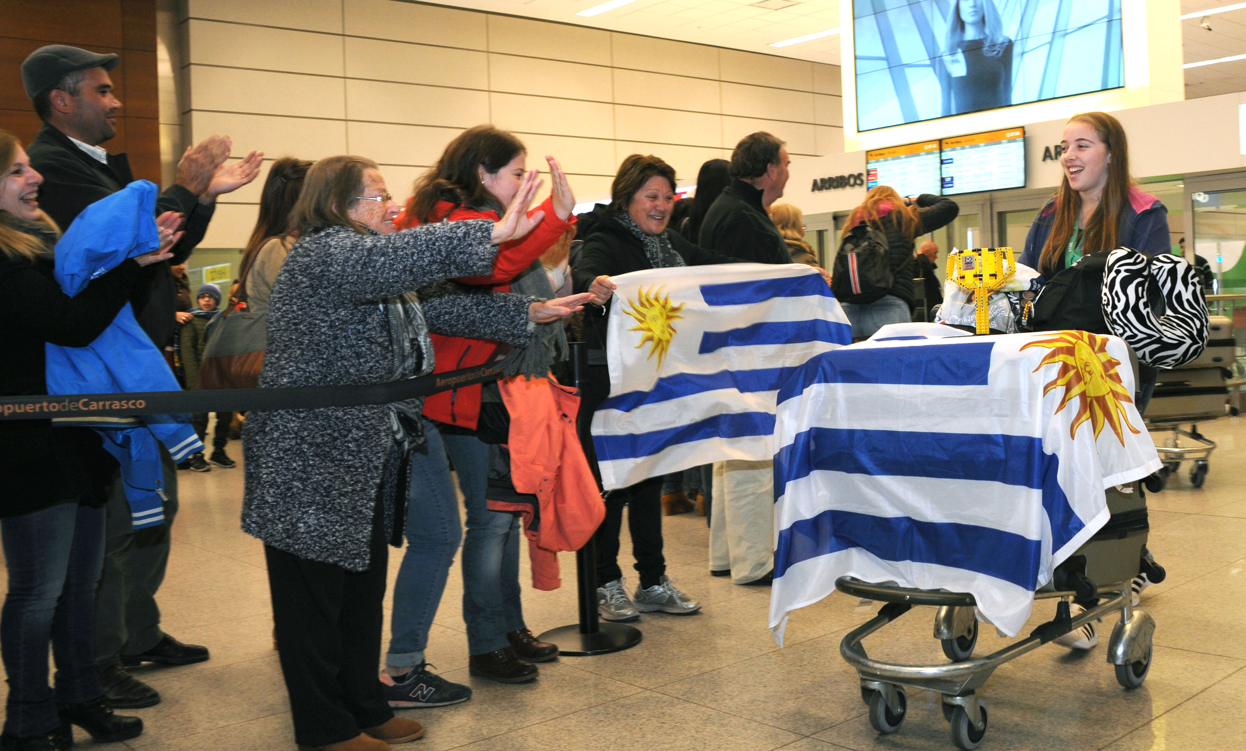 Llegada de estudiantes de Tala al aeropuerto de Carrasco