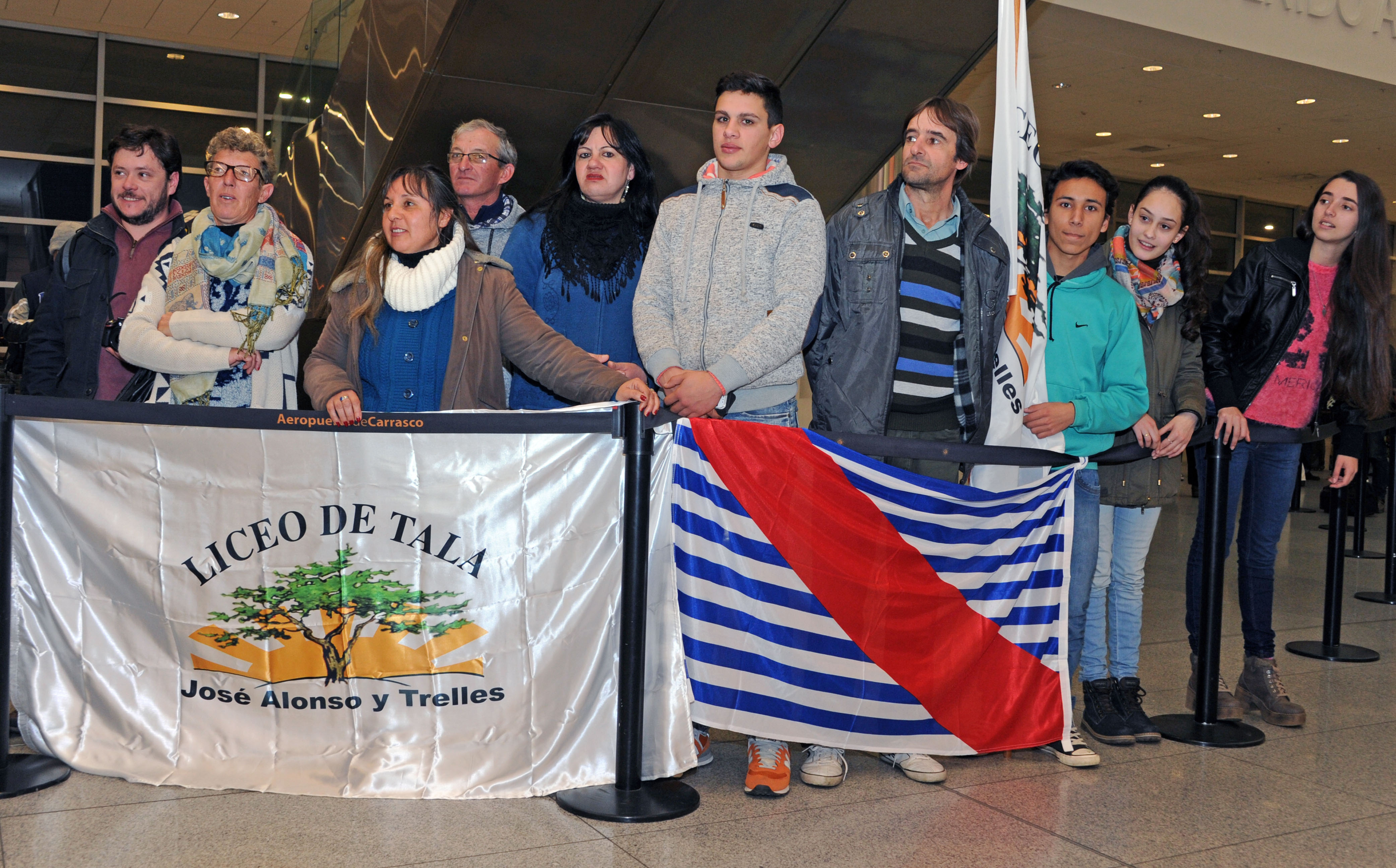 Llegada de estudiantes de Tala al aeropuerto de Carrasco