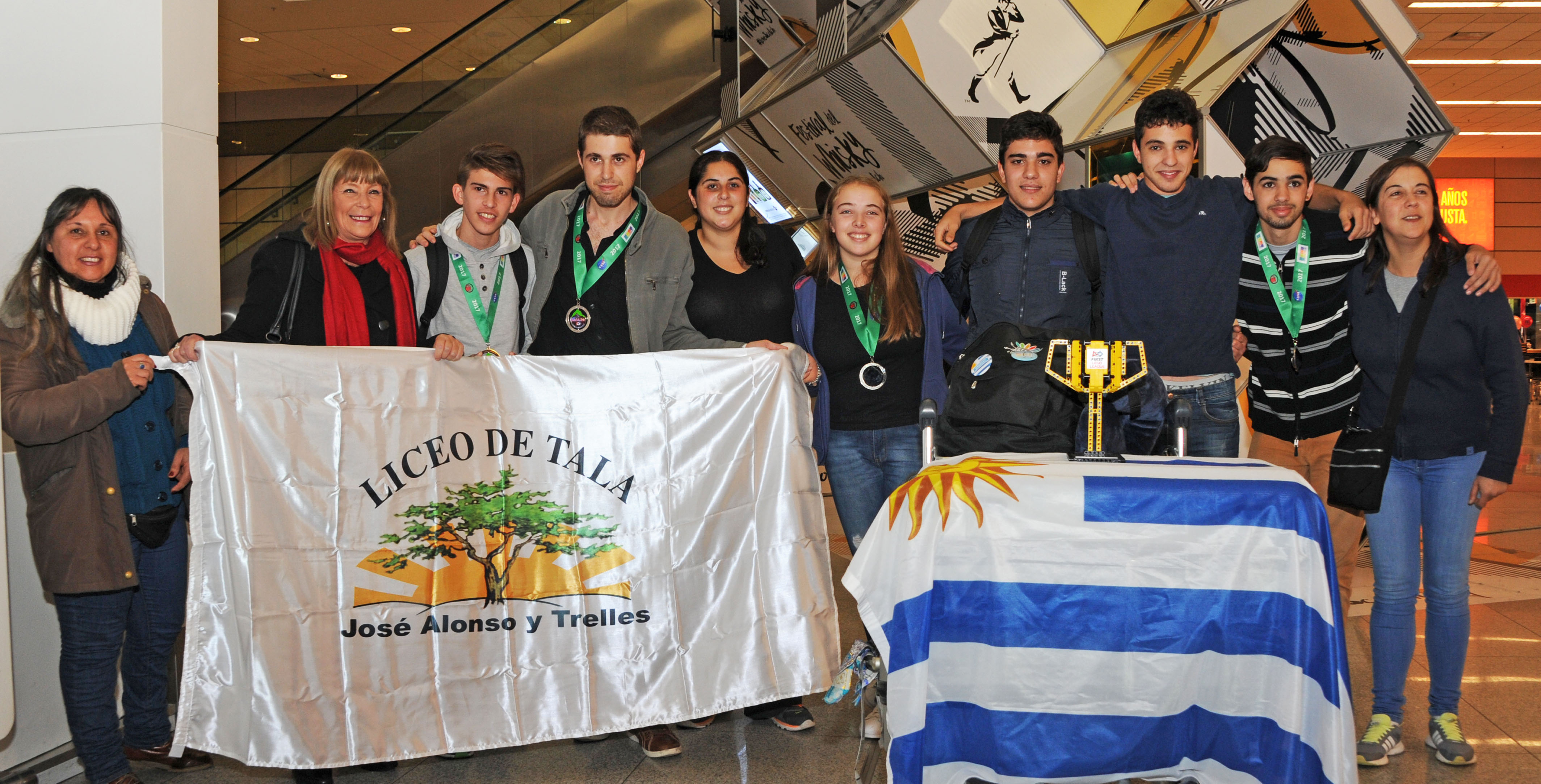 Llegada de estudiantes de Tala al aeropuerto de Carrasco