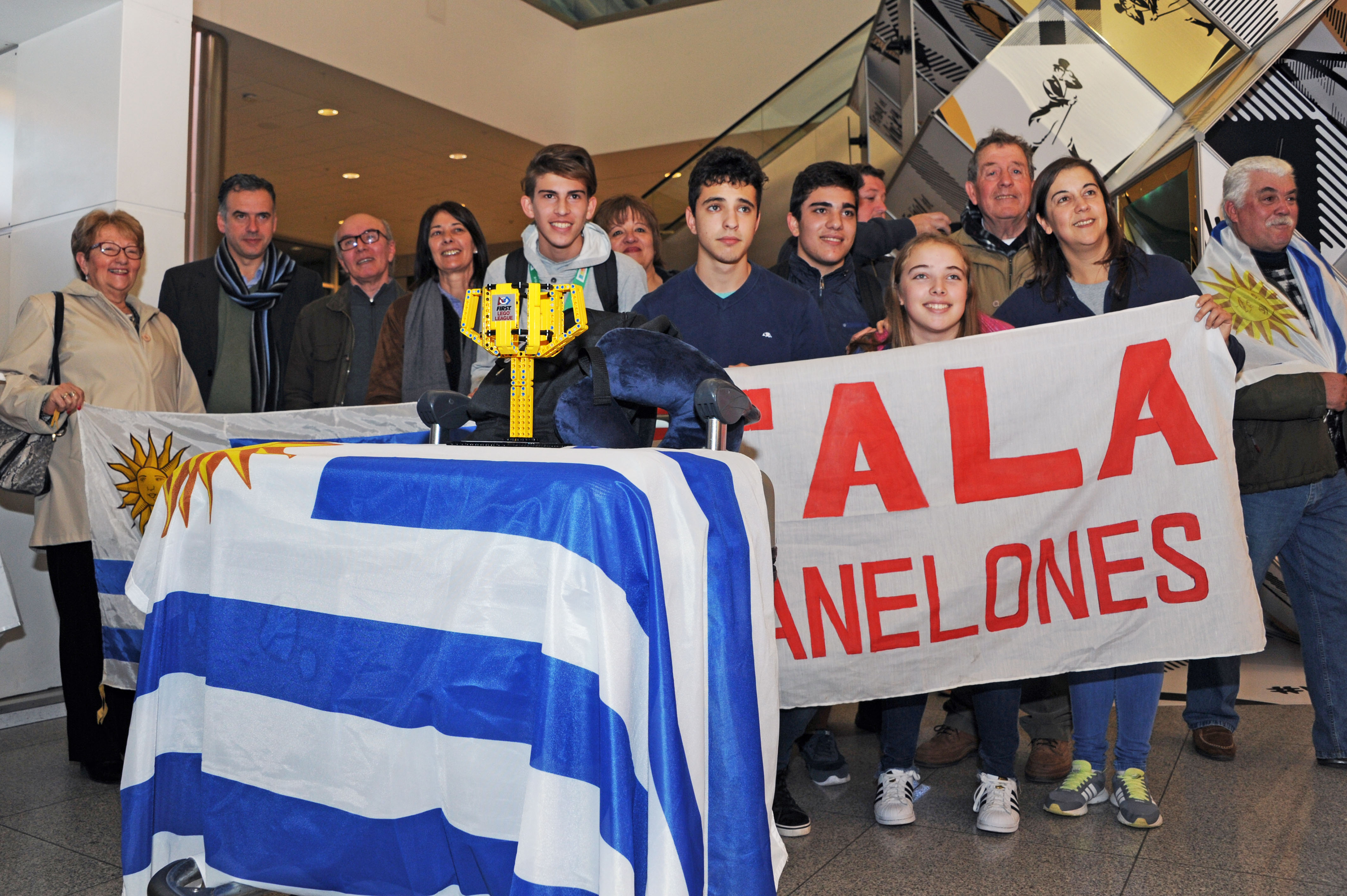Llegada de estudiantes de Tala al aeropuerto de Carrasco