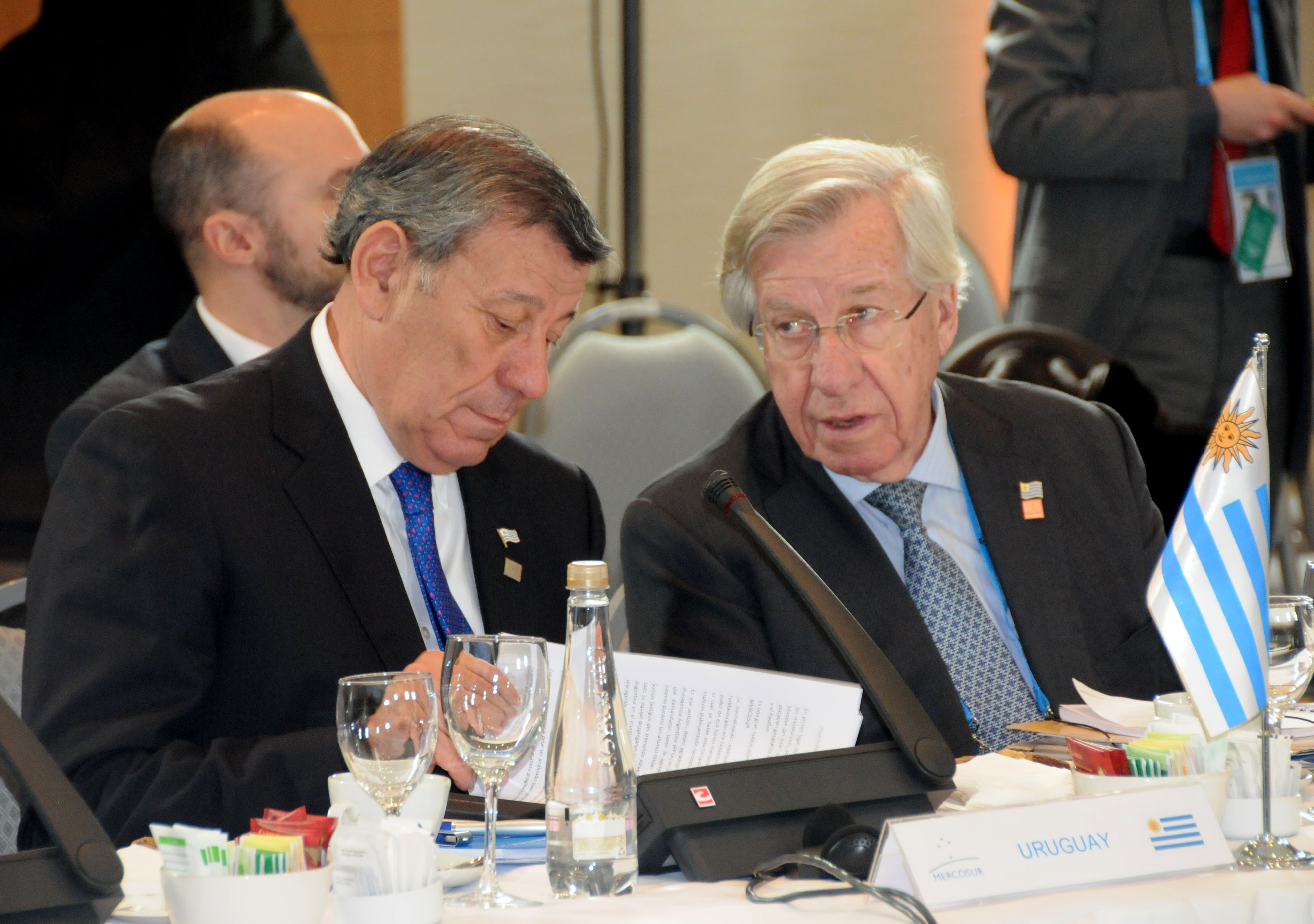 Los ministros de Relaciones Exteriores, Rodolfo Nin Novoa, y de Economía, Danilo Astori enreunión ordinaria del Consejo Mercado Común del Mercosur.