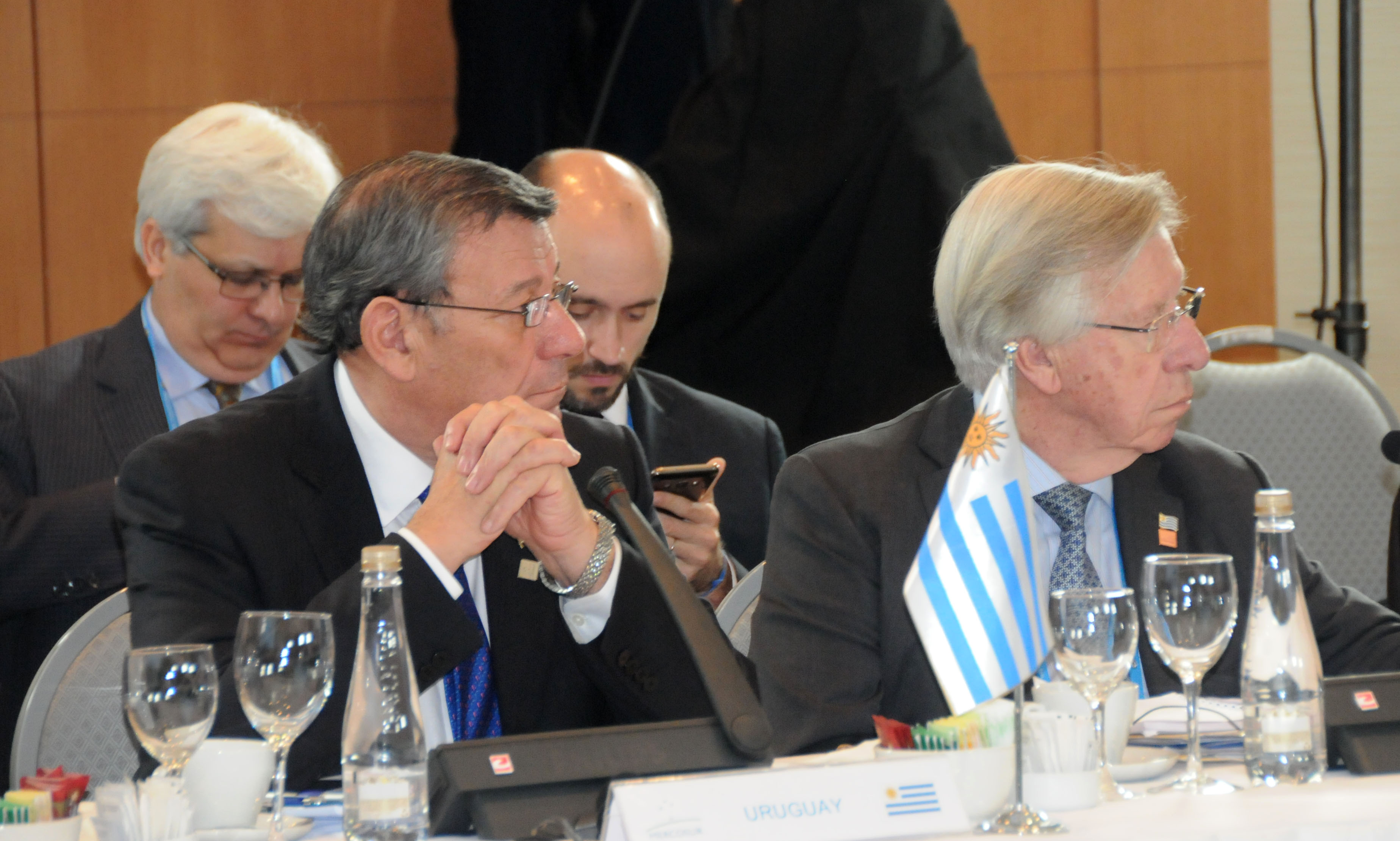 Los ministros de Relaciones Exteriores, Rodolfo Nin Novoa, y de Economía, Danilo Astori enreunión ordinaria del Consejo Mercado Común del Mercosur.