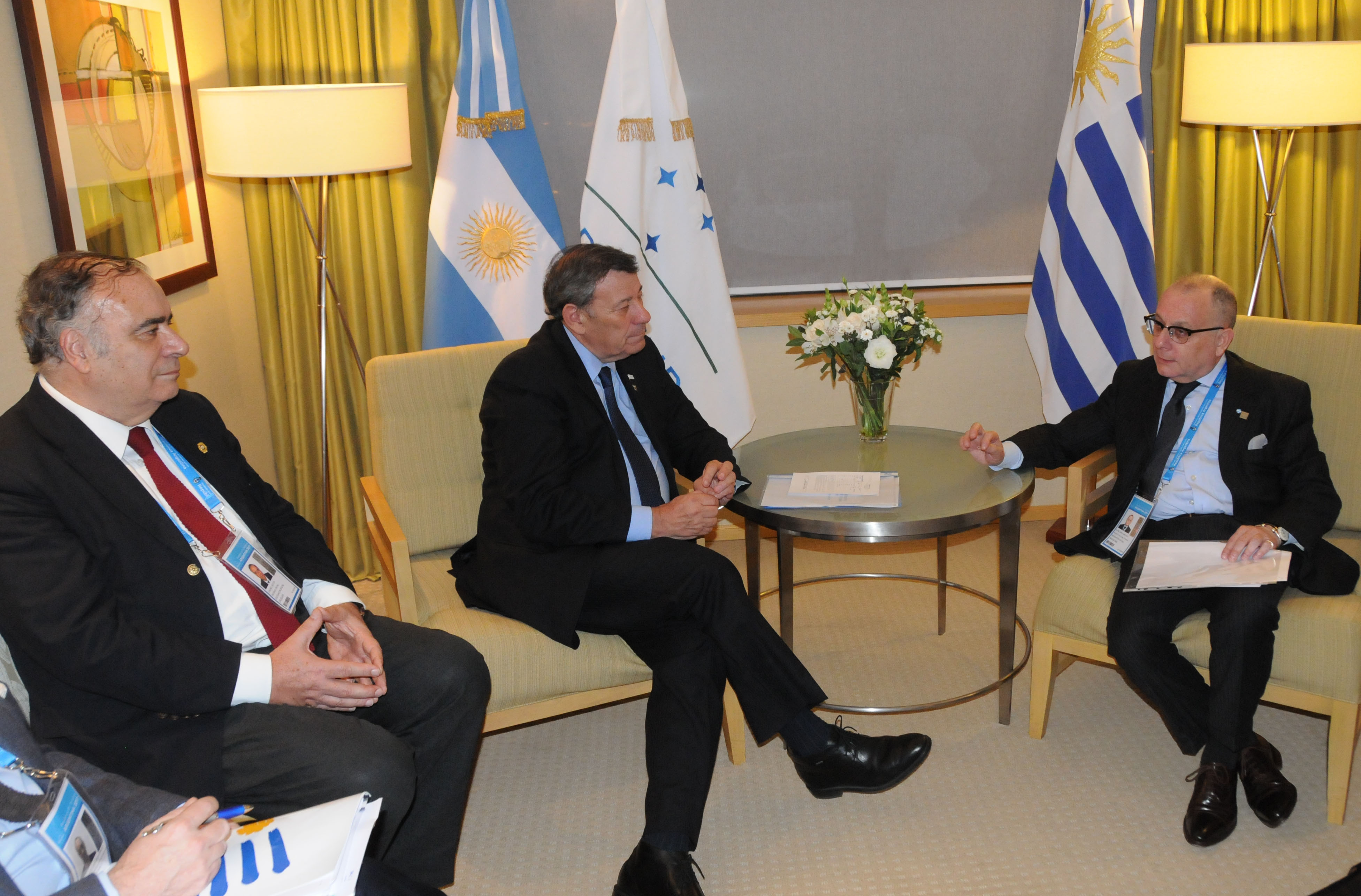 El canciller Rodolfo Nin Novoa reunido con su par argentino, Jorge Faurie
