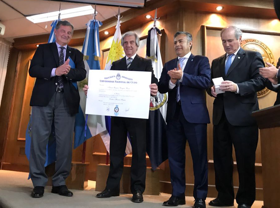Vázquez recibe el título doctor honoris causa